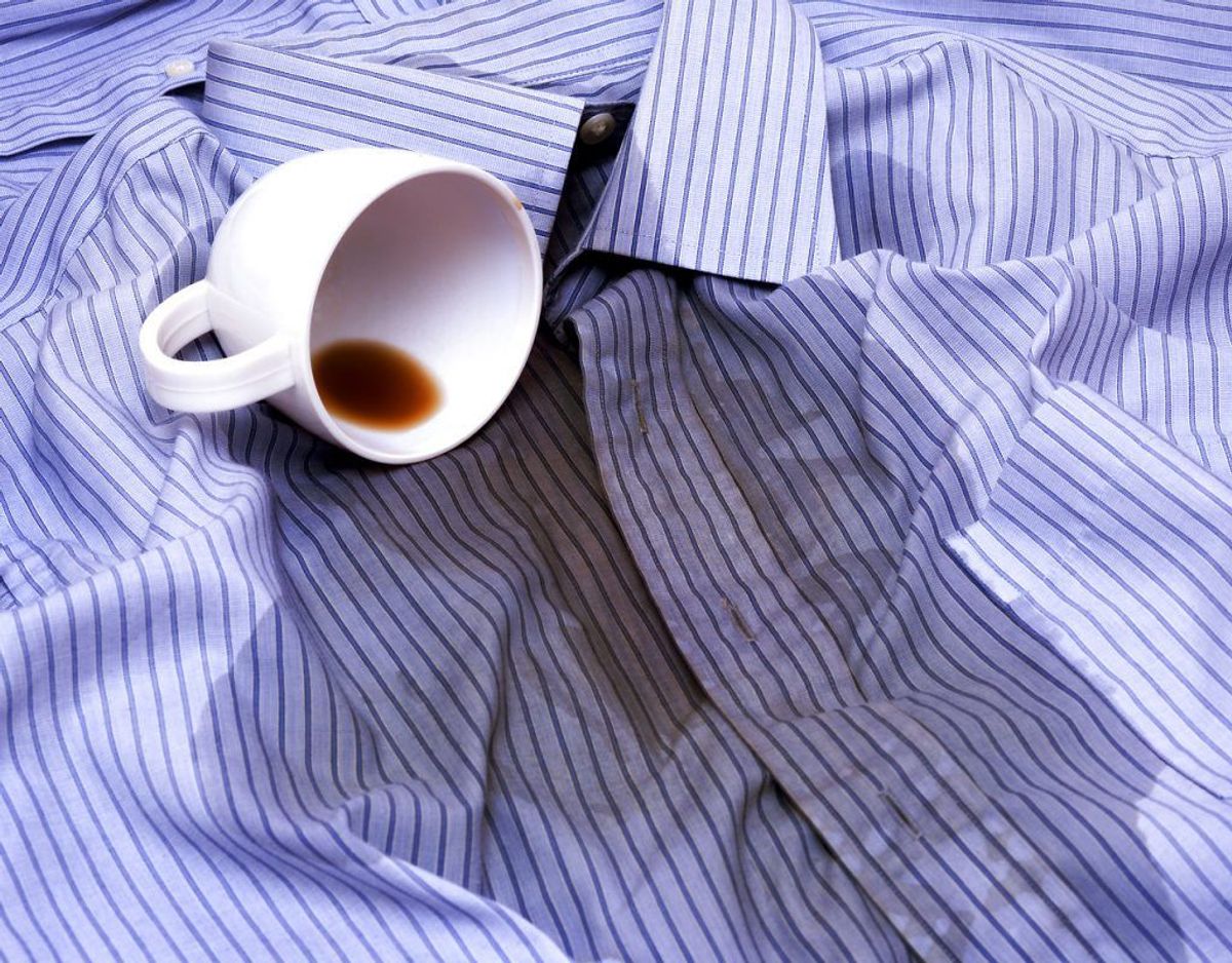 Uanset hvilken metode, du bruger til at fjerne kaffepletterne på dit tøj, så er det en god idé at reagere hurtigt og lægge tøjet i blød i vand. Michael Rene´mener, at lun mælk kan bruges til at fjerne pletterne effektivt. Good Housekeeping foreslår, at du bruger skyllemiddel og blegemiddel – hvis tøjet kan holde til det – hvis pletterne ikke er alt for store og genstridige. Foto: Scanpix