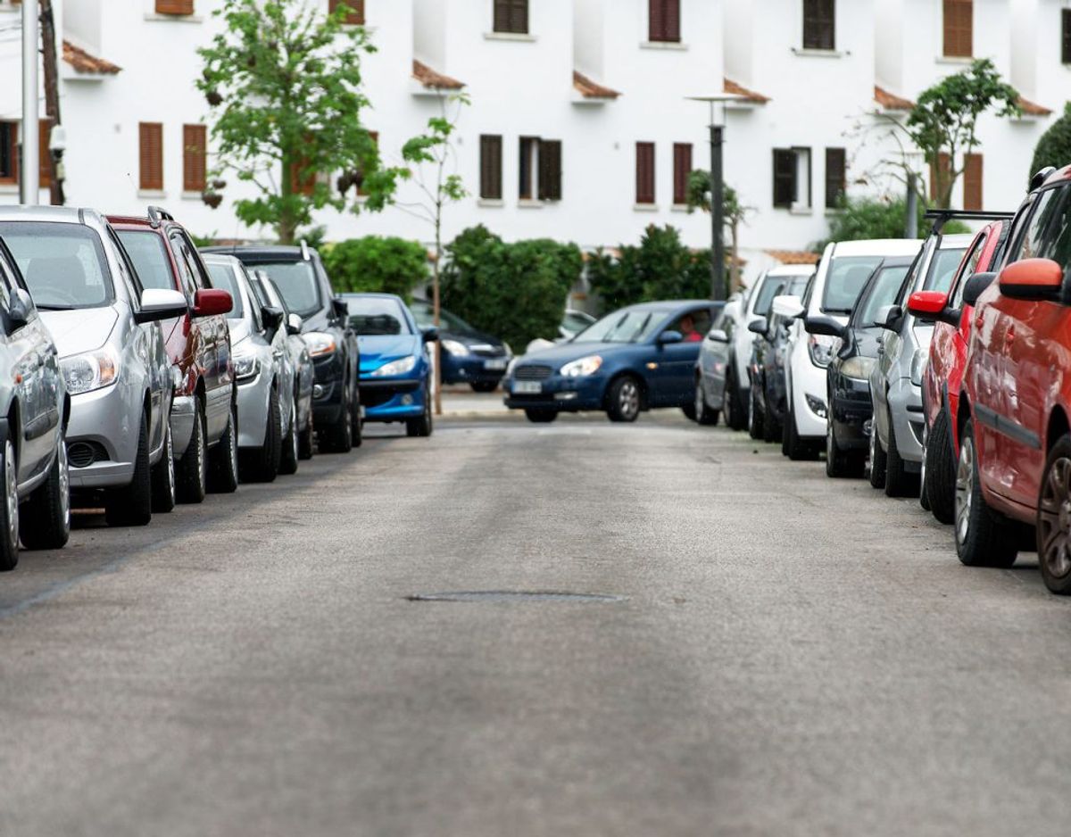 Kører du på en vej, og skal du forbi en parkeret bil, foretager du reelt set et vognbaneskift. Dermed gælder reglerne for vogbaneskift også. Foto: Scanpix.