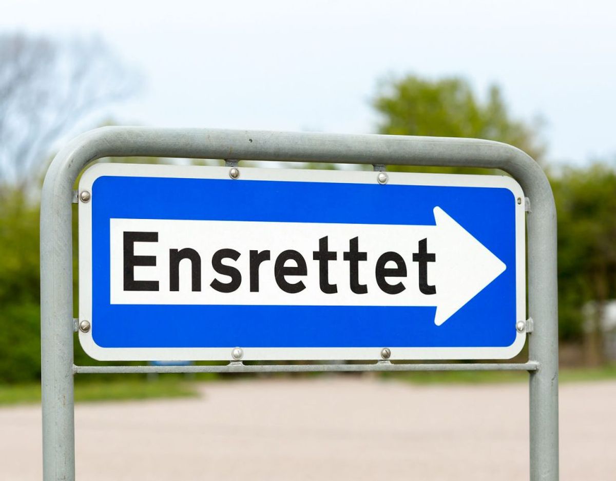 Du må standse og parkere i venstre side af ensrettede veje. Foto: Scanpix.