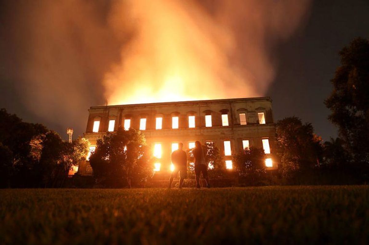 Som det fremgår af billederne her, så er det en altødelæggende brand, der er i gang. Foto: Scanpix. KLIK VIDERE OG SE FLERE VOLDSOMME BILLEDER.