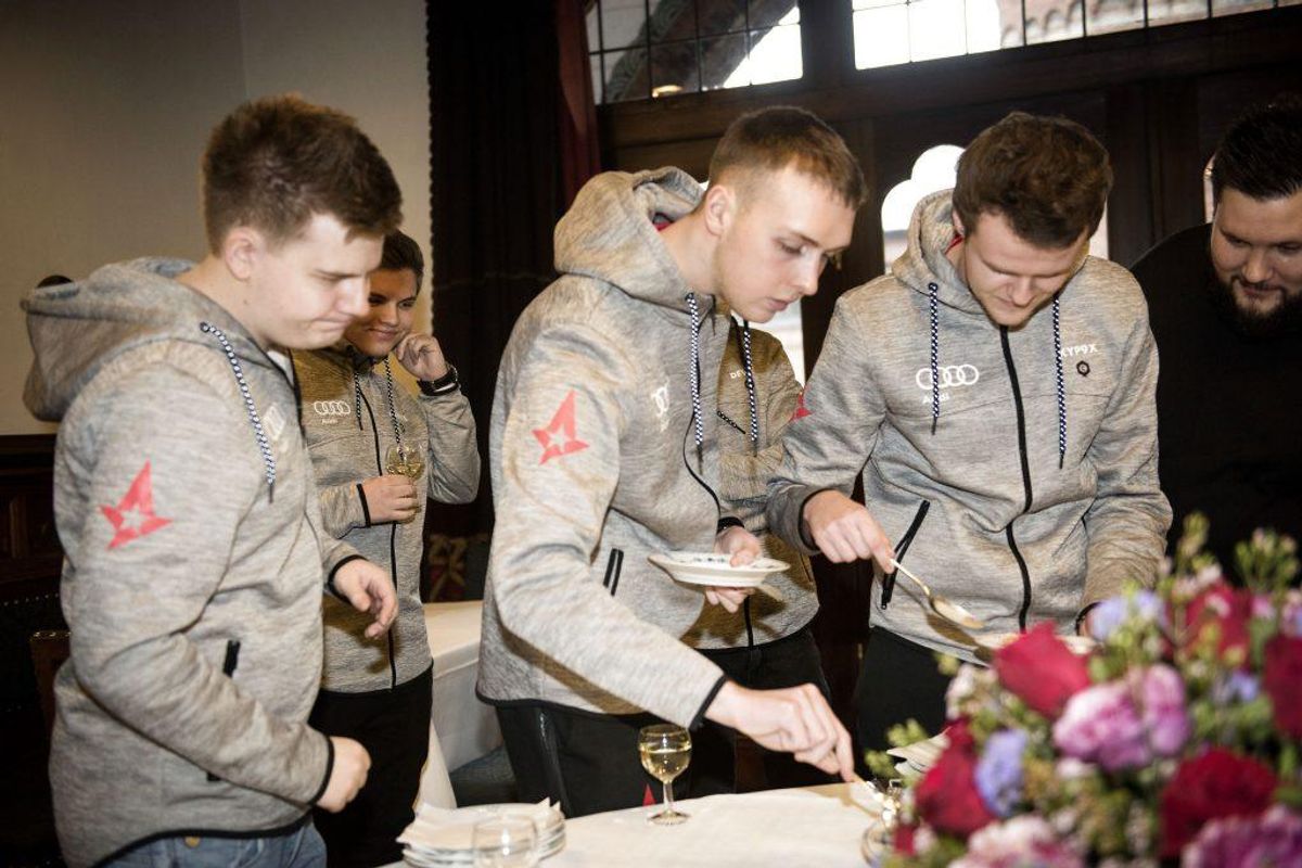 Counter Strike-spillerne fra Astralis vandt i 2017 turneringen ELEAGUE Major. Det medførte den prestigefulde hyldest med rådhuspandekager på Rådhuset i København. (Foto: Scanpix)