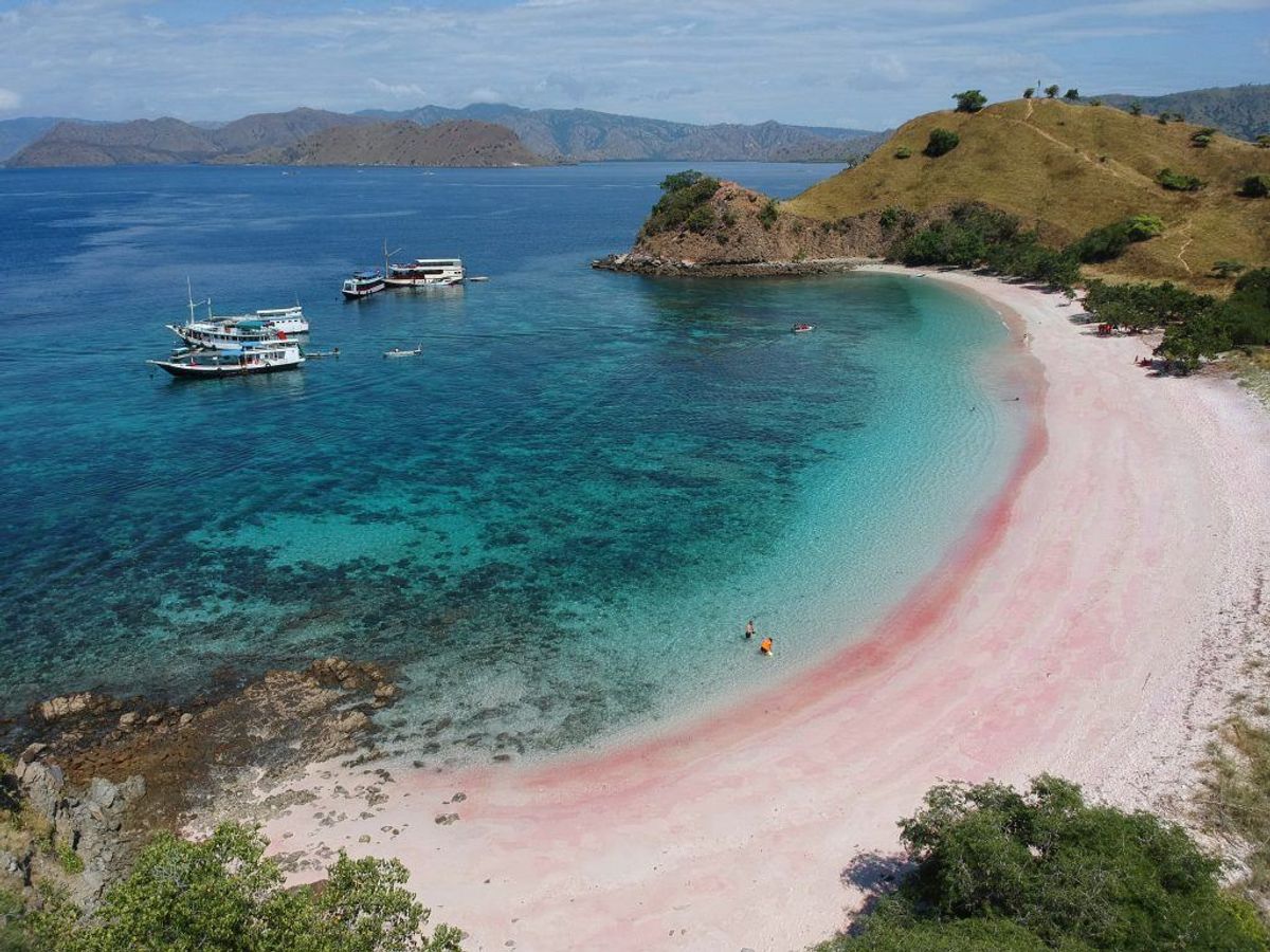 Øen Lombok er normalt kendt som et ferieparadis, men i den seneste tid har øen været ramt af flere ødelæggende jordskælv. Foto: Scanpix