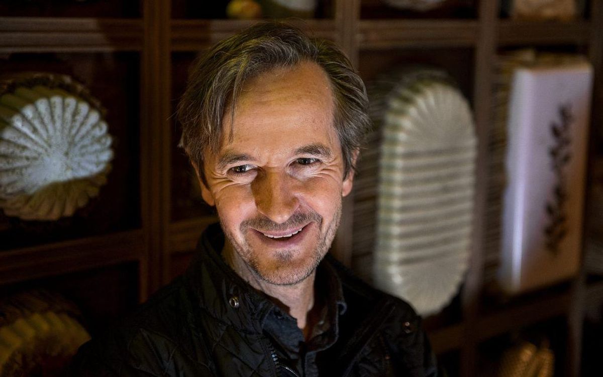 Lars Brygmann, der spiller La Cour i serien, har blandt andet medvirket i serierne Borgen, Lykke og Dicte. Har desuden medvirket i et hav af spillefilm blandt andet Rembrandt, Lad de små børn, Kongekabale og Fluerne på væggen. Kilde: Danskefilm.dk. Foto: Scanpix