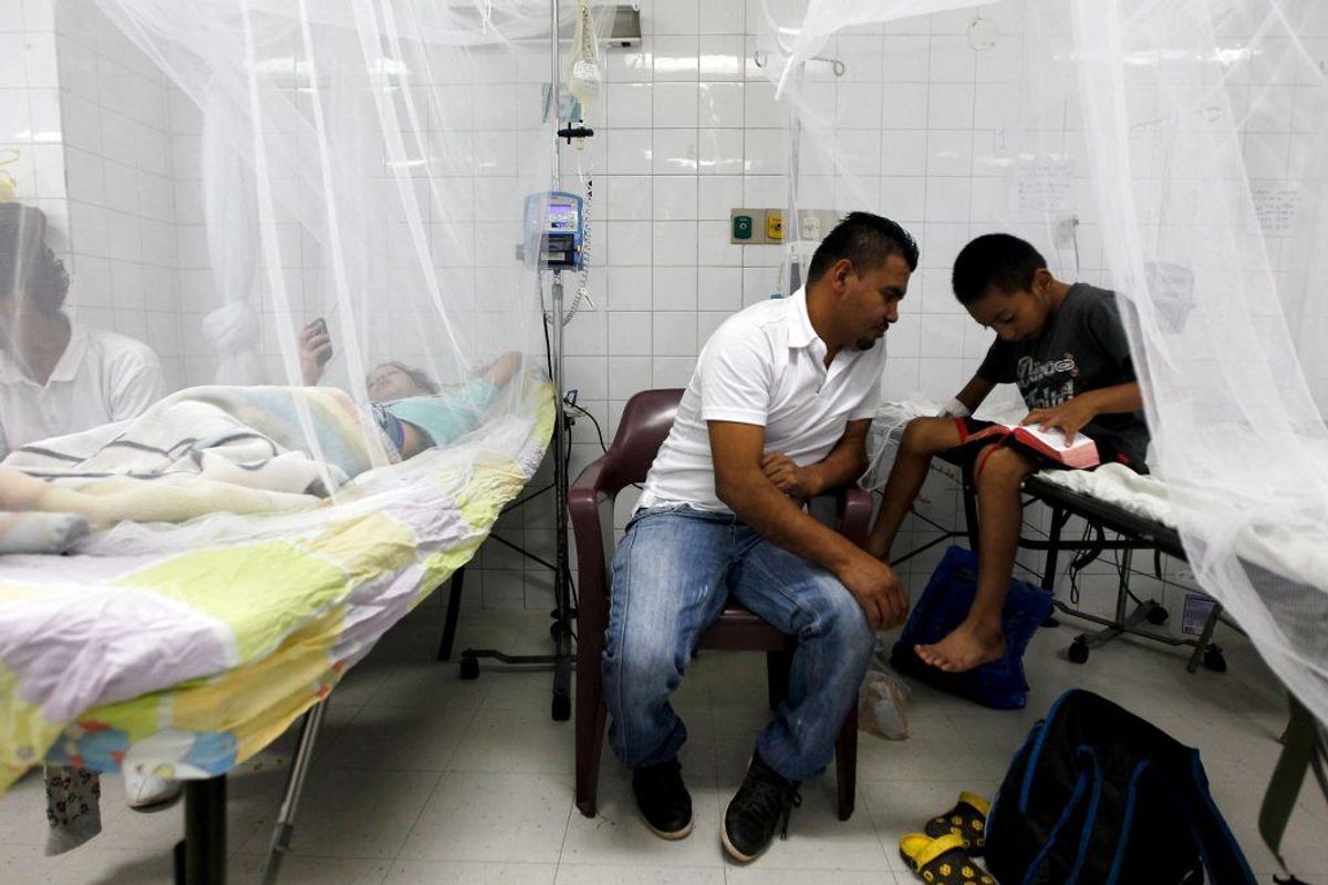 Drengen her viser symptomer på chikungunya-feber, en sygdom, der smitter via myg. I 2014 blev omkring en million mennesker verden over smittede med sygdommen, der dræber cirka en ud af 1000 smittede. (Foto: Scanpix)