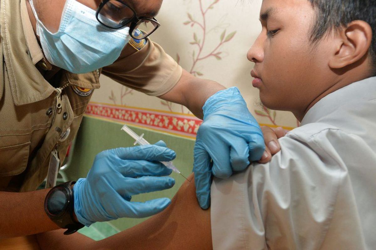 En indonesisk dreng vaccineres mod difteri. En bakteriesygdom, der producerer et meget giftigt toksin, der spredes i kroppen. 2.100 døde af sygdommen i 2015. (Foto: Scanpix)