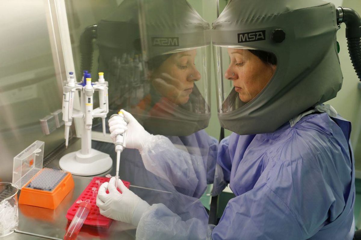 SARS er en virus, der i 2003 ramte Sydøstasien. Der blev registreret cirka 8000 tilfælde, og 774 mennesker døde. (Foto: Scanpix)