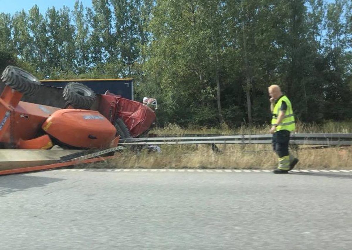 Sådan så der tidligere ud på motorvejen. Det var så interessant, at flere bilister filmede uheldet. Foto: Presse-fotos.dk.
