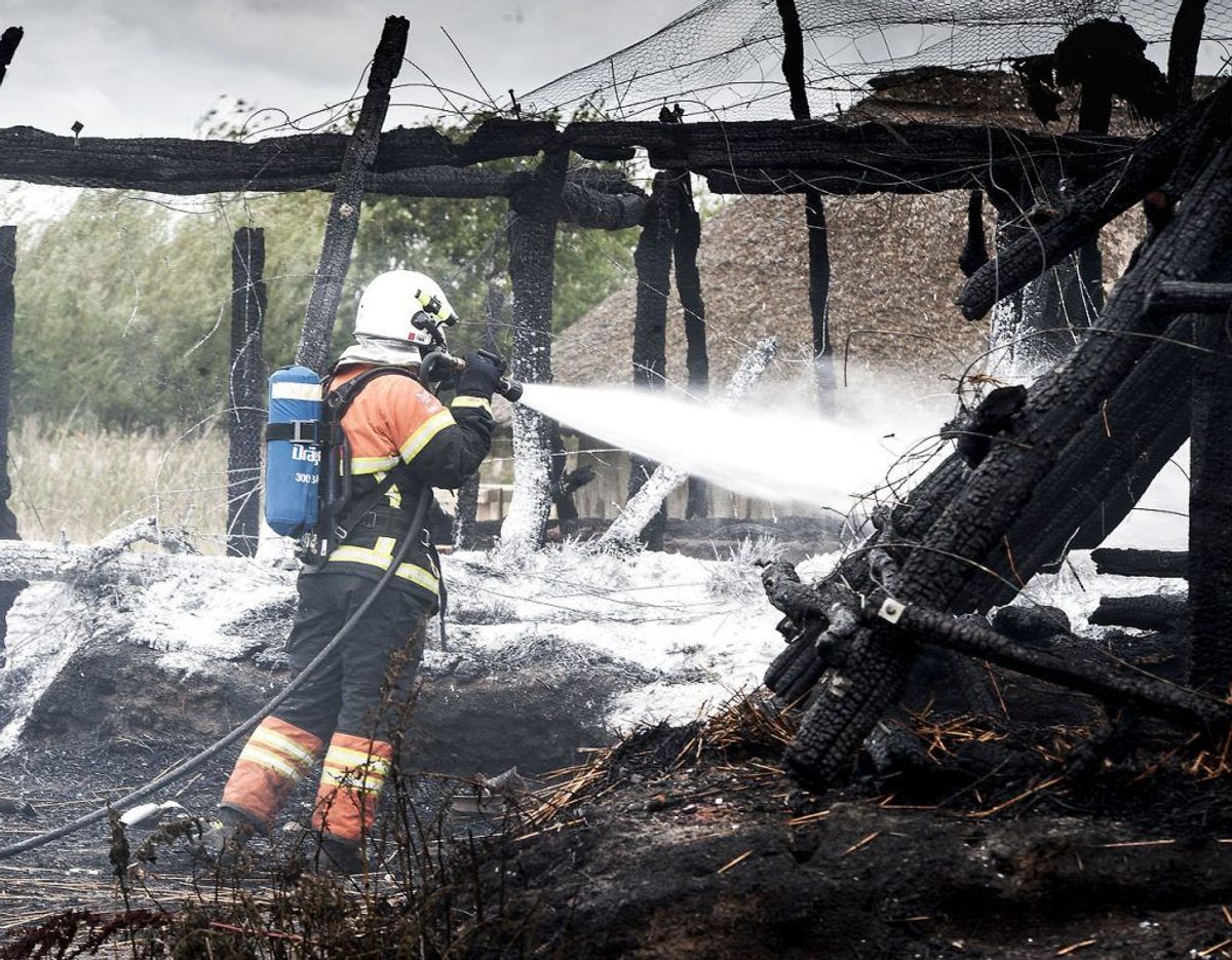 Branden gik voldsomt ud over et rekonstrueret jernalderhos. Foto: Hans Chr. Gabelgaard/Ritzau Scanpix. KLIK FOR FLERE BILLEDER