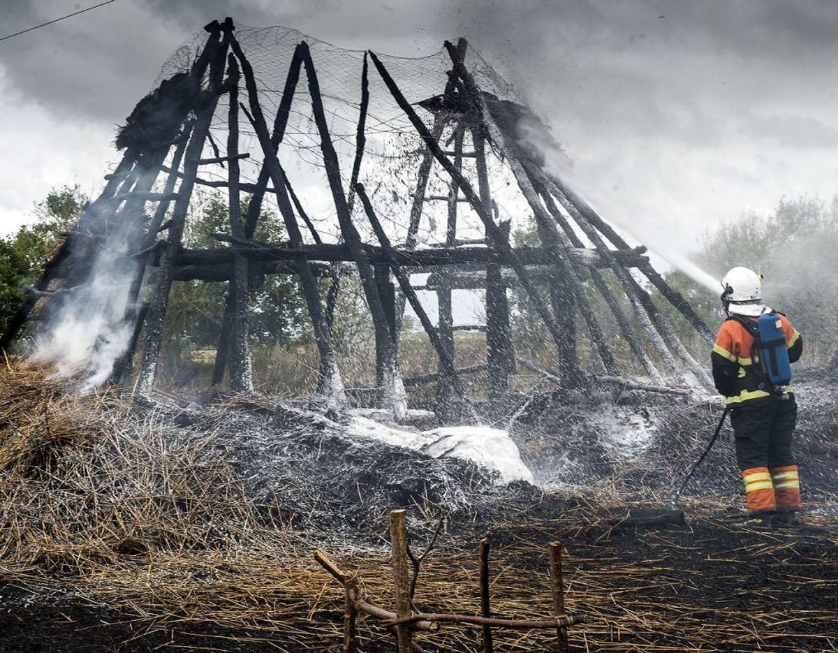 Branden gik voldsomt ud over et rekonstrueret jernalderhos. Foto: Hans Chr. Gabelgaard/Ritzau Scanpix. KLIK FOR FLERE BILLEDER