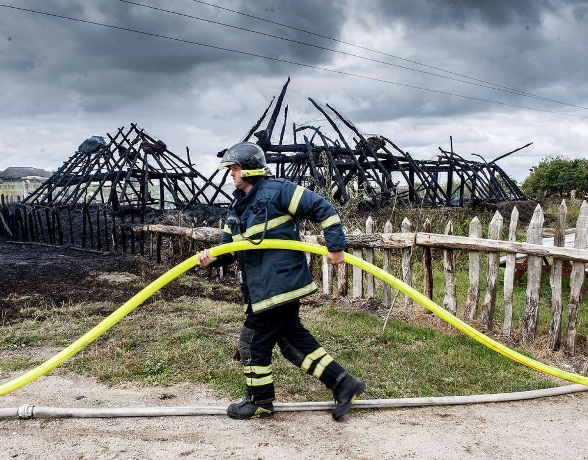 Branden gik voldsomt ud over et rekonstrueret jernalderhos. Foto: Hans Chr. Gabelgaard/Ritzau Scanpix. KLIK FOR FLERE BILLEDER