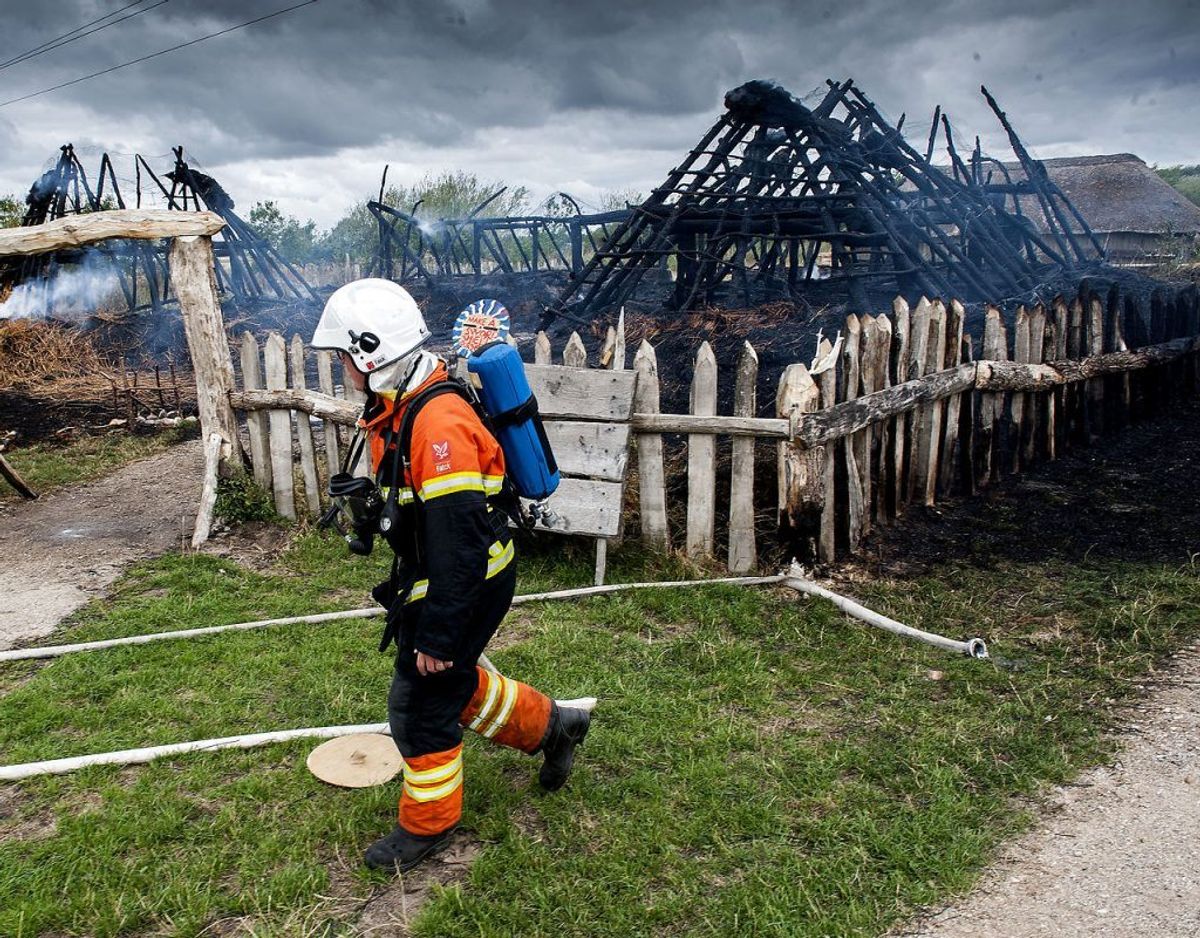 Branden gik voldsomt ud over et rekonstrueret jernalderhos. Foto: Hans Chr. Gabelgaard/Ritzau Scanpix. KLIK FOR FLERE BILLEDER