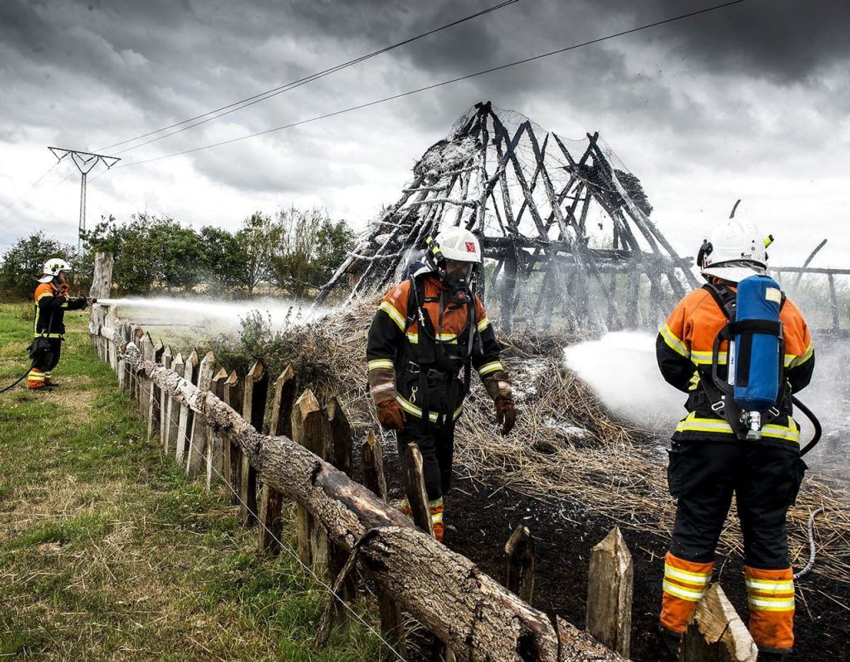 Branden gik voldsomt ud over et rekonstrueret jernalderhos. Foto: Hans Chr. Gabelgaard/Ritzau Scanpix. KLIK FOR FLERE BILLEDER