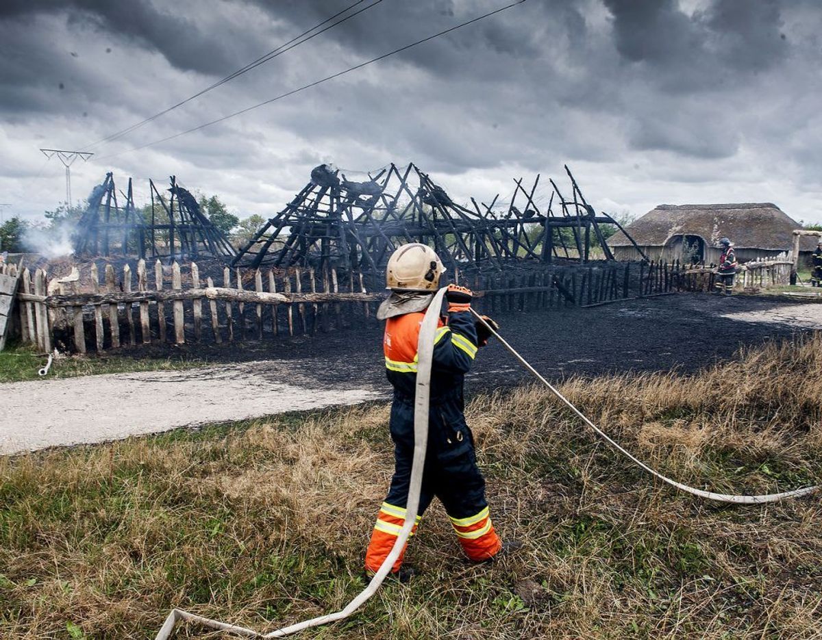 Branden gik voldsomt ud over et rekonstrueret jernalderhos. Foto: Hans Chr. Gabelgaard/Ritzau Scanpix. KLIK FOR FLERE BILLEDER