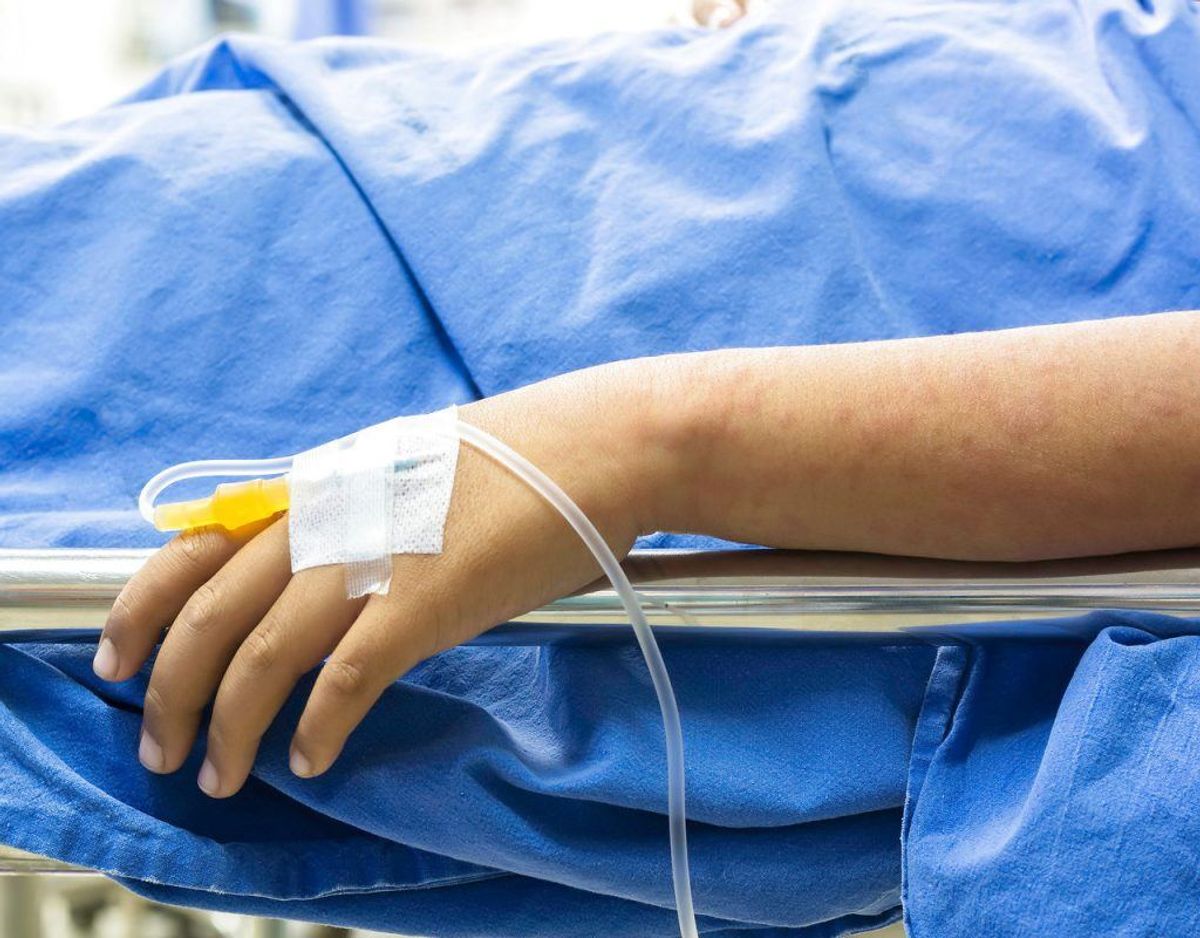 – Symptomer på anafylaktisk shock er åndedrætsbesvær, svimmelhed, besvimelse eller bevidstløshed, opkastningsfornemmelser, mavekrampe og kvalme, rødmende hud og kløe, led og læber svulmer op, tilstopning af næsen, meget høj puls.