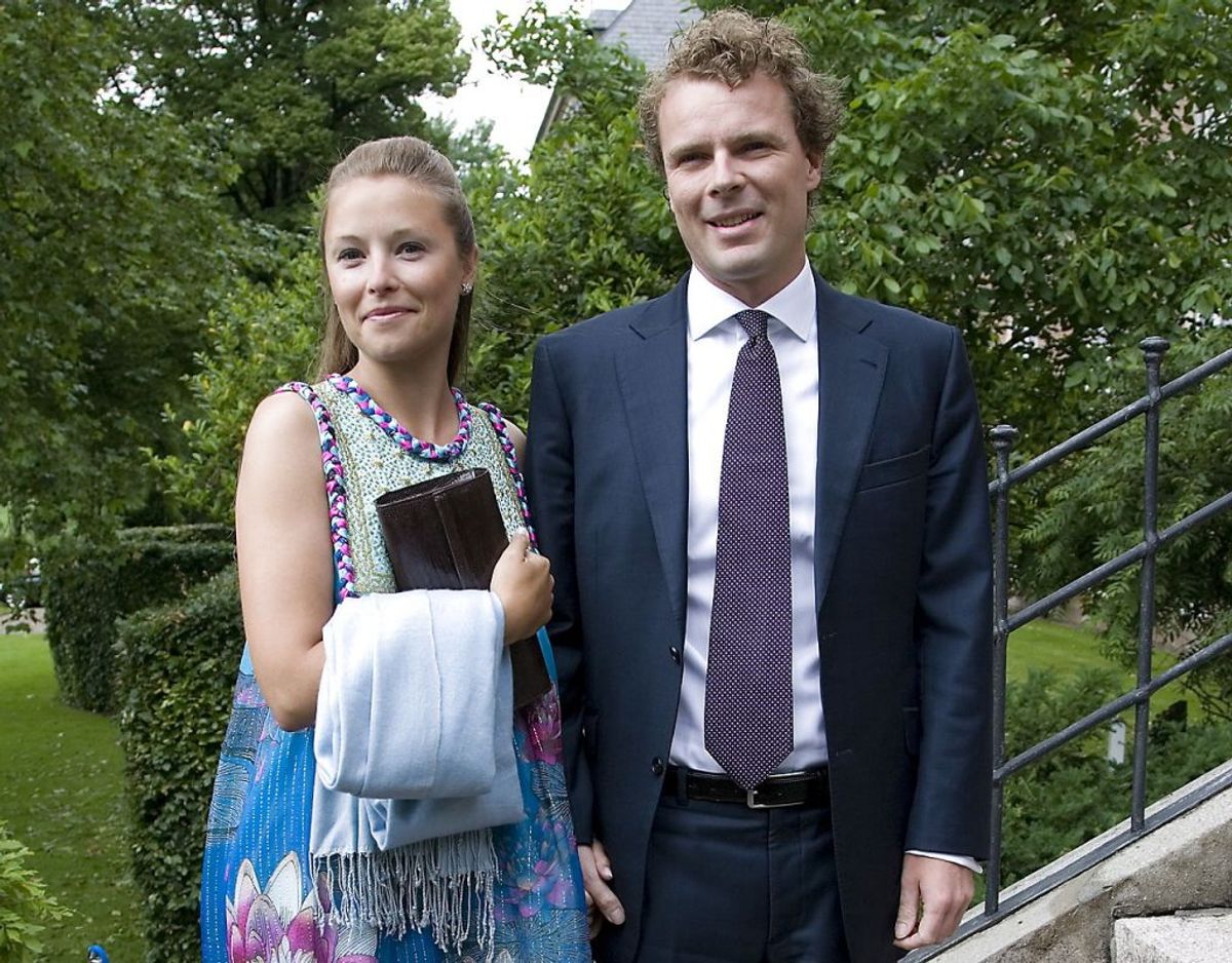 Louise Duddi Iuel-Brockdorff og Nikolaj Albinus ses her til barnedåb på Valdemars Slot. I den kommende tid må Nikolaj ikke selv køre bil. Foto: Scanpix. KLIK VIDERE OG MØD ANDRE DANSKERE DER HAR MISTET DERES KØREKORT.