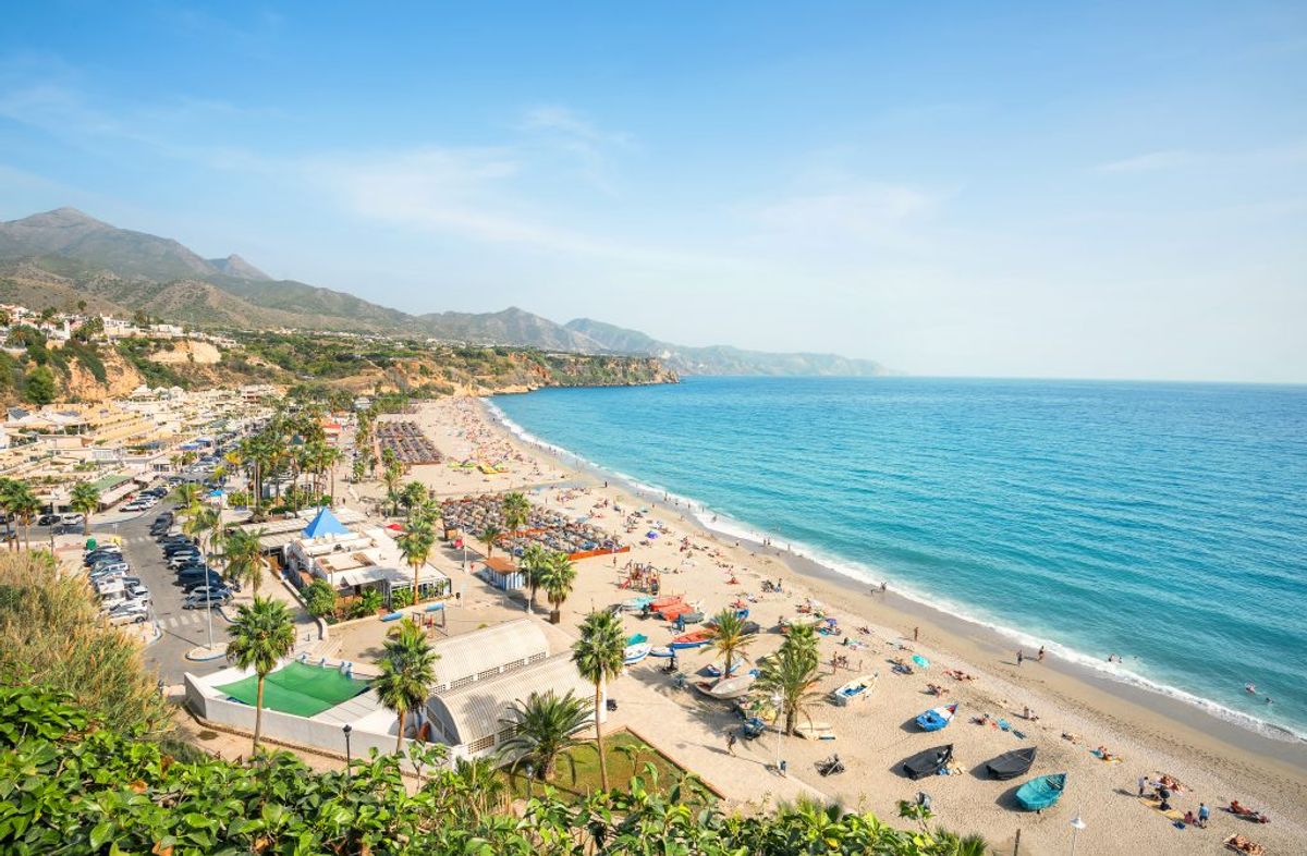 Kommer du afsted uden dit pas til Spanien, må du kigge langt efter denne udsigt. Her ved feriebyen Benidorm. (Foto: Iris)