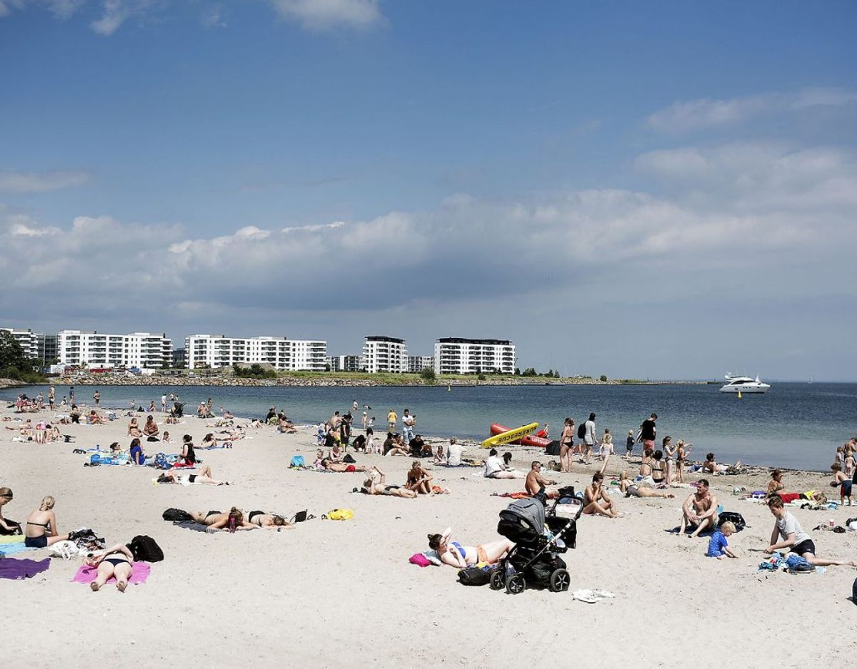 Du kan nok godt finde badetøjet frem. Selv om weekenden ikke kommer til at ligne eller føles som noget særligt, så er sommeren hastigt på vej tilbage. Se selv på næste billede – og læs hvor gode de næste uger bliver. Foto: Scanpix