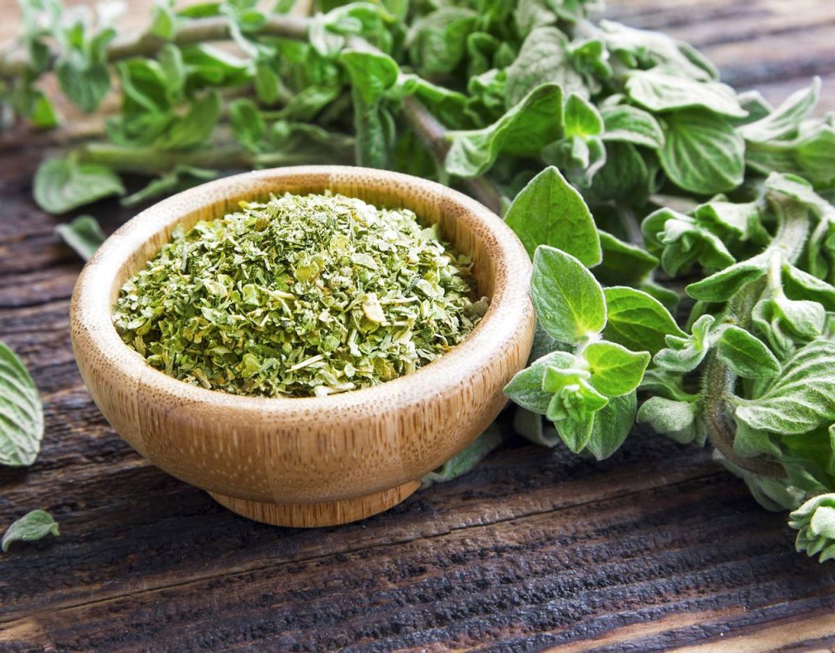 En ny test, som Forbrugerrådet Tænk har fået lavet, viser desuden, at der sker omfattende svindel med oregano. Der bliver nemlig blandet smagløse visne blade i fire ud af 10 produkter, skriver Finans. Det er oregano af mærkerne Änglamark, Robero Krydderier Oregano og Kilic Oregano, der indeholder mellem 50 og 70 procent oregano, samt Budget med cirka 70 procent oregano, mens resten er blade fra andre træer. Foto: Scanpix