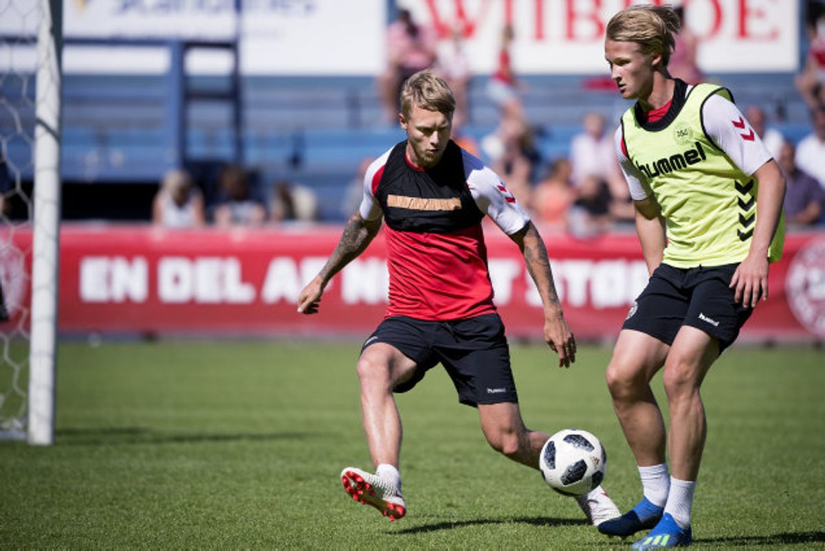 Kasper Dolberg (til højre) er klar til sin første slutrunde som A-landsholdsspiller. Derfor var han tirsdag blandt de 19 markspillere på træningsbanen i Helsingør, hvor kun Christian Eriksen var fraværende. Foto: Liselotte Sabroe/Scanpix