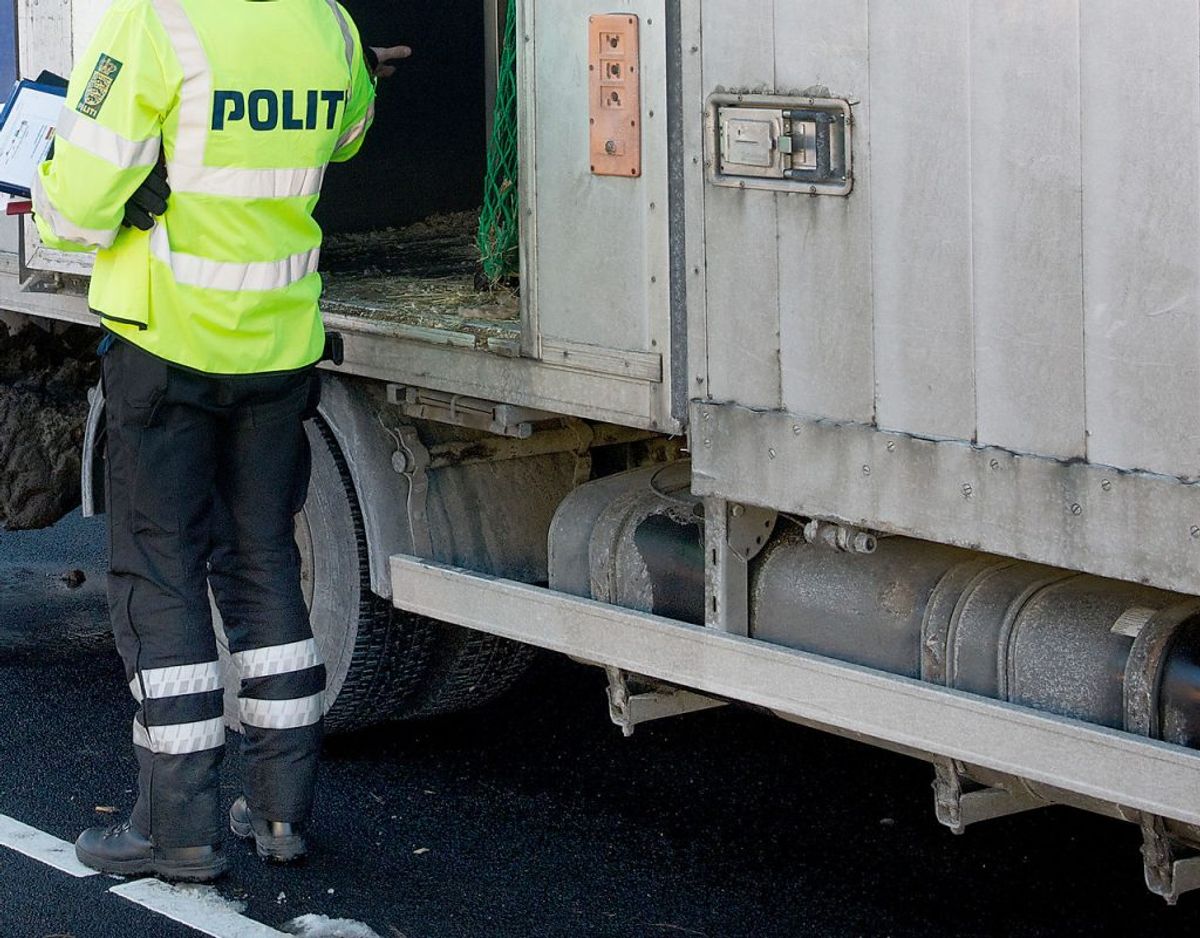 En spritstiv lastbilchauffør blev standset af politiet, fordi han kørte i nødsporet – i den forkerte retning. Spritkørsel er ikke for sjov – klik dig gennem galleriet og se hvorfor. Foto: Scanpix
