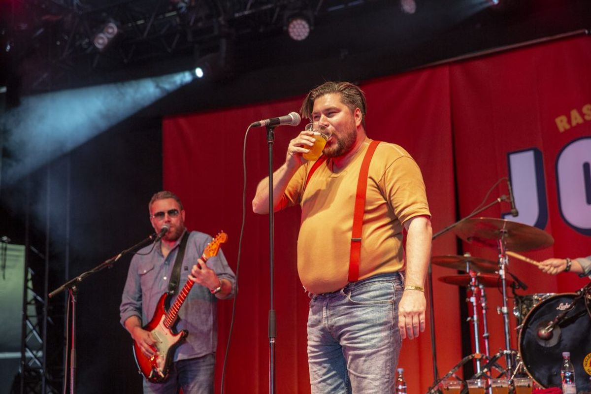 “Det er et sted mellem en hyldestkoncert og en teaterkoncert,” siger Rasmus Bjerg om sin optræden med John Mogensens sange. Klik igennem galleriet og se flere billeder fra koncerten på Jelling Festival. Foto: René Lind Gammelmark