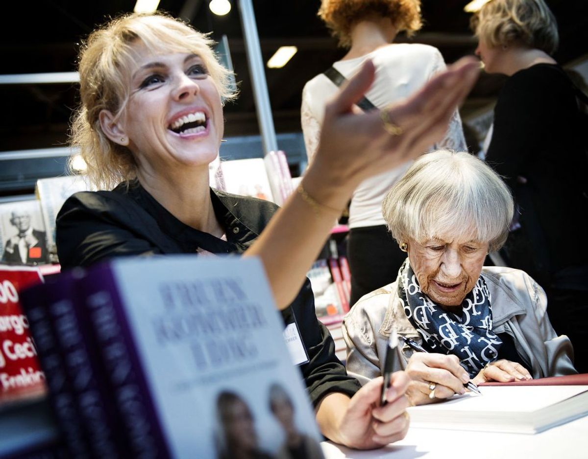 Journalist og tv-vært Cecilie Frøkjær – der her ses med Lise Nørgaard – har skrevet flere bøger. Nu er hun selv kommet med i Kraks Blå Bog. Arkivfoto: Scanpix