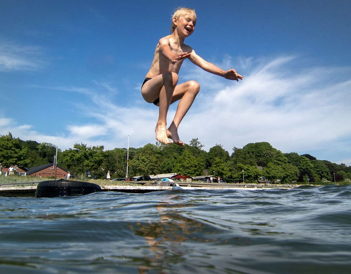 Vejret torsdag 31. maj 2018 bliver noget nær lige så fantastisk, som det har været de seneste mange majdage. Og det kunne sagtens kalde på en dukkert som her ved Aabenraa Fjord lørdag 26. maj 2018. Arkivfoto: Søren Gylling/Scanpix