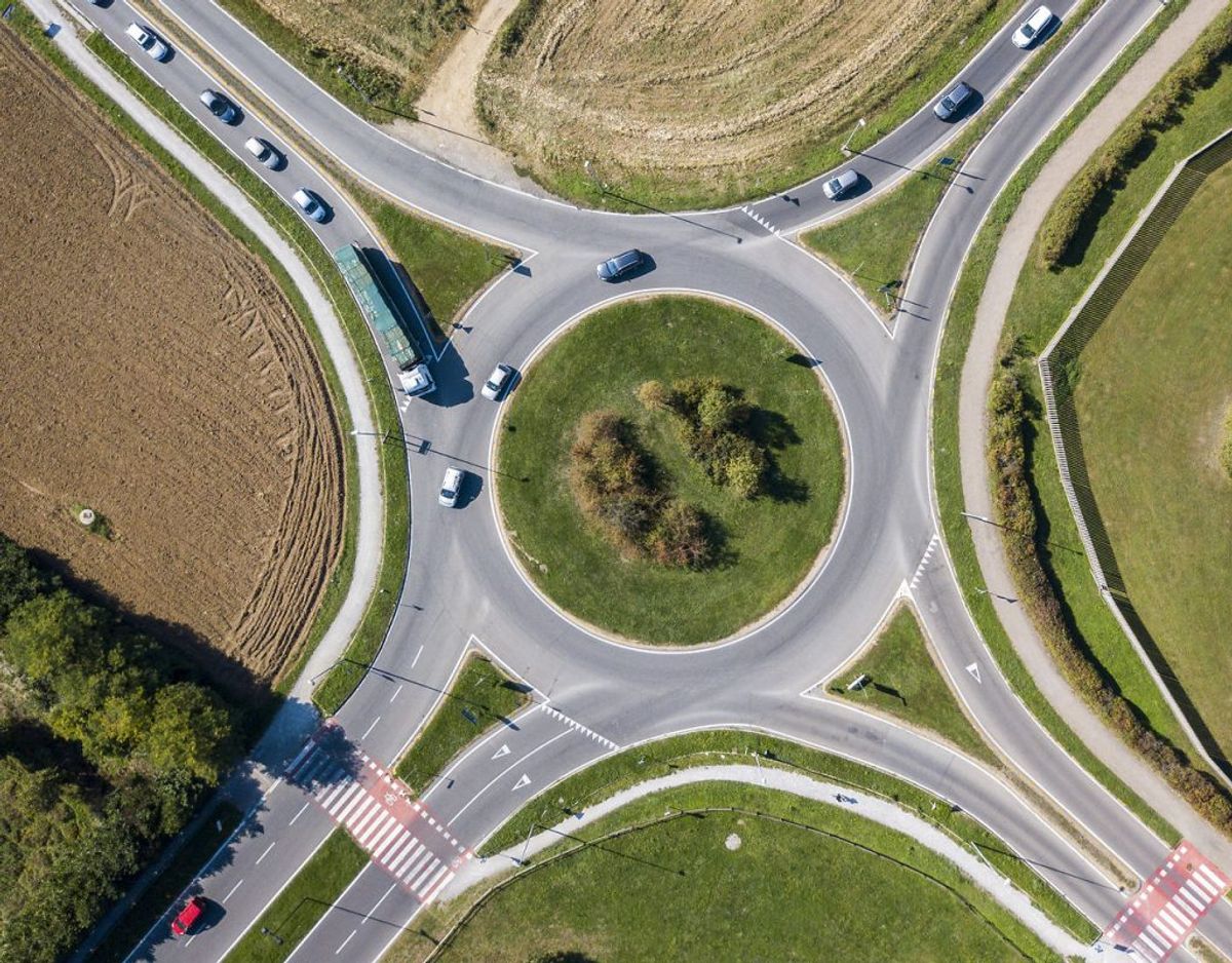 Sådan kører man i en rundkørsel. KLIK HER OG SE DE SIMPLE RÅD, NÅR DU SKAL KØRE I EN RUNDKØRSEL. Arkivfoto: Scanpix
