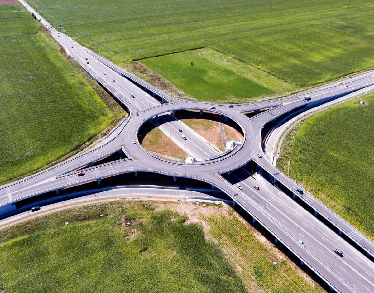 Siden 1977 har der været ubetinget vigepligt, når man kommer til en rundkørsel. Det betyder, at man skal holde tilbage for al trafik inde i rundkørslen. På vej ud fra en rundkørsel skal man til gengæld sørge for at holde tilbage for eventuelle cykler med mere. Så se dig over højre skulder, inden du kører ud. Arkivfoto: Scanpix