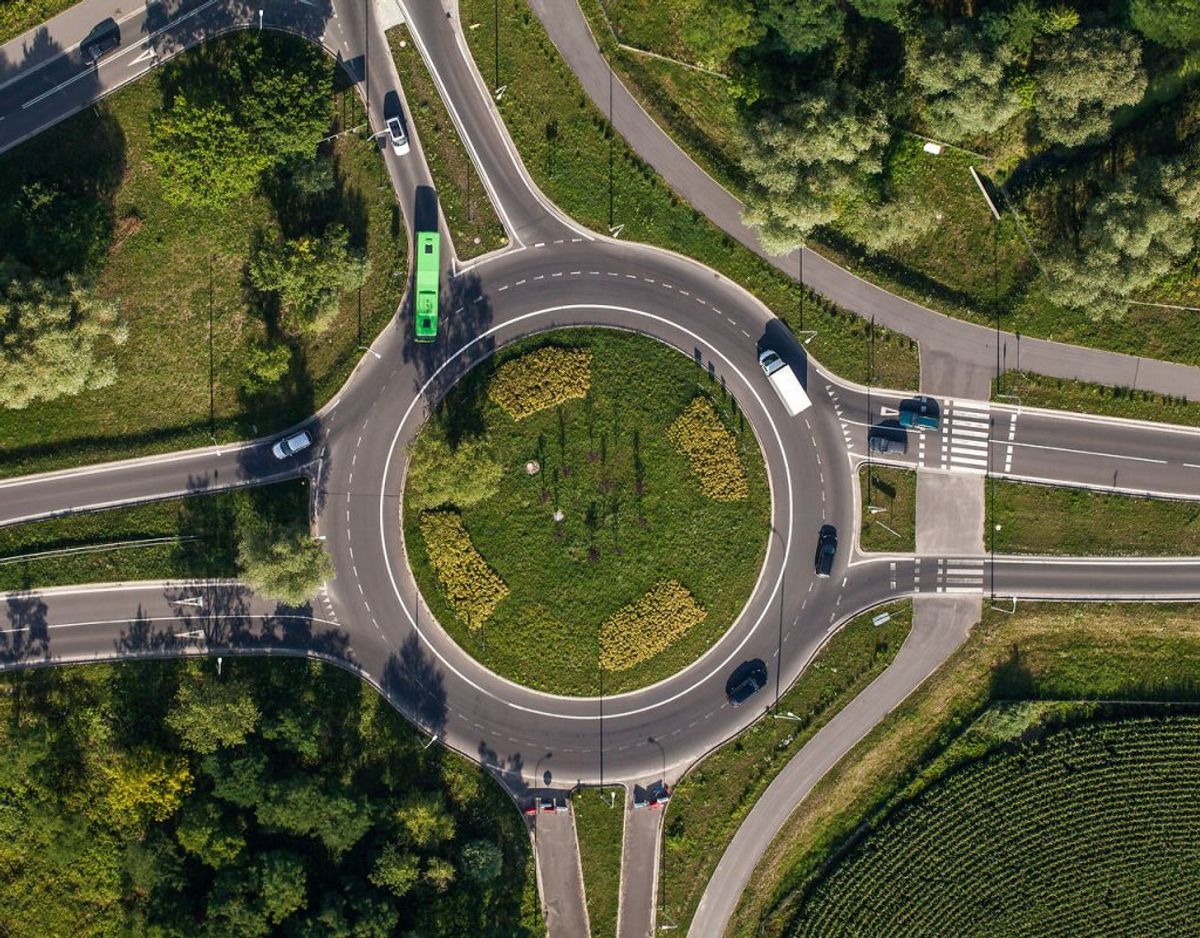 Der gælder altid den tommelfingerregel, at du skal køre den kortest mulige rute gennem rundkørslen. Det betyder blandt andet, at skal du i en tosporet rundkørsel ud ad først mulige udkørsel, så bliver du i højre vognbane. Arkivfoto: Scanpix