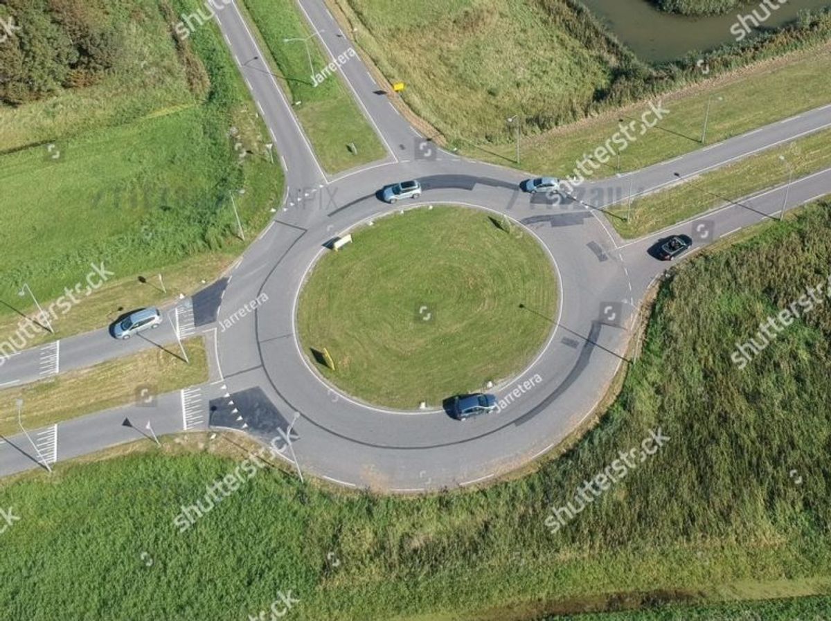 I en tosporet rundkørsel skal du foretage vognbaneskift fra venstre til højre vognbane, når du kommer forbi næstsidste udkørsel inden din egen exit. Det kræver overblik men kan sagtens lade sig gøre. Arkivfoto: Scanpix