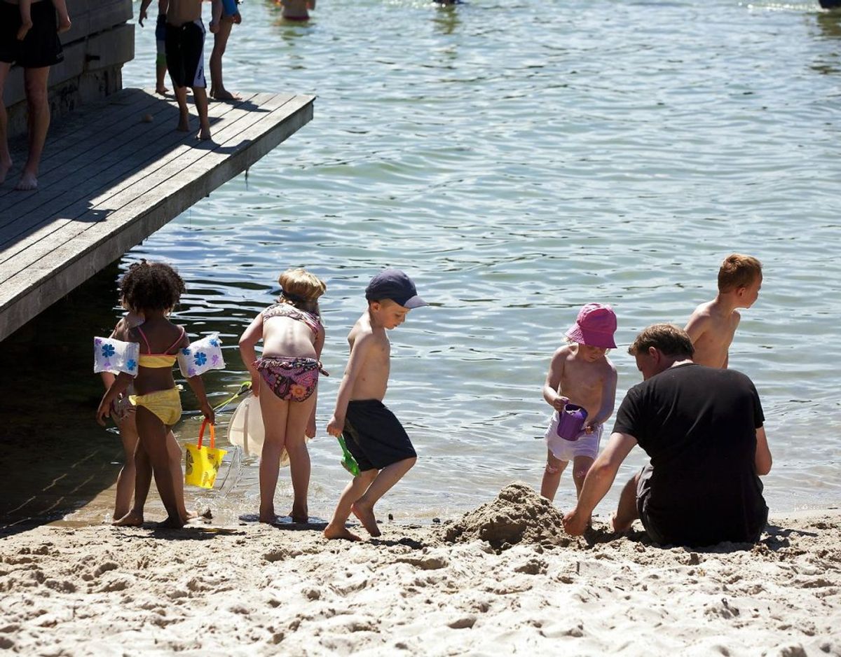 Det er meget vigtigt, at spædbørn helt bliver holdt ude af solen. Det kræver måske en parasol eller en klapvogn med skygge – og så kan strandturen godt lade sig gøre alligevel. Men direkte solstråler på babyhud – det dur ikke. Arkivfoto: Martin Ballund/Scanpix