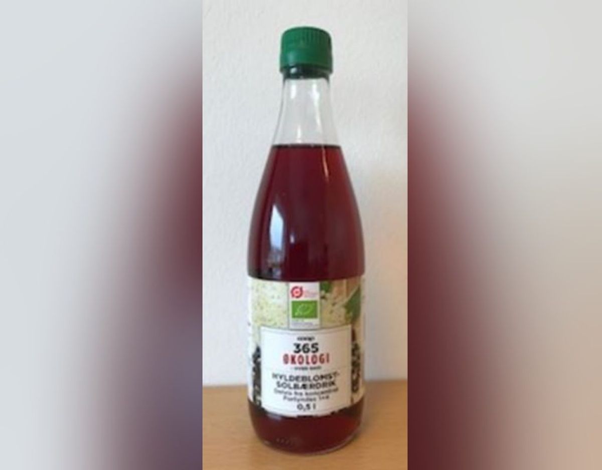 Det er denne Coop 365 økologi Hyldeblomst-Solbærdrik, det handler om. Der er risiko for skimmelvækst i saftevandet. Foto: Fødevarestyrelsen