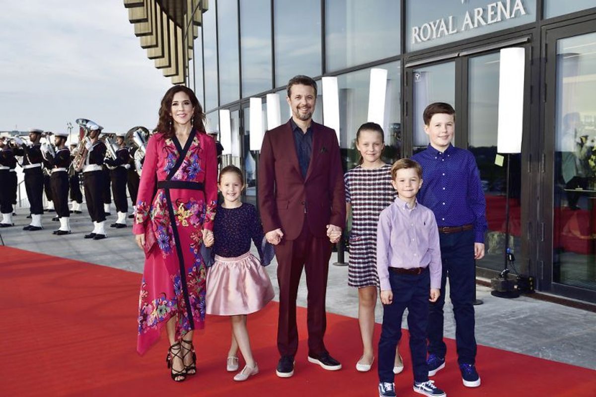 Her er det kronprinsparret med deres børn på den røde løber til DR’s fødselsdagsshow ‘Hele Danmark fejrer Kronprinsen’ i forbindelse med kronprinsens 50-års fødselsdag i Royal Arena i København, søndag den 27. maj 2018.. (Foto: Tariq Mikkel Khan/Ritzau Scanpix)