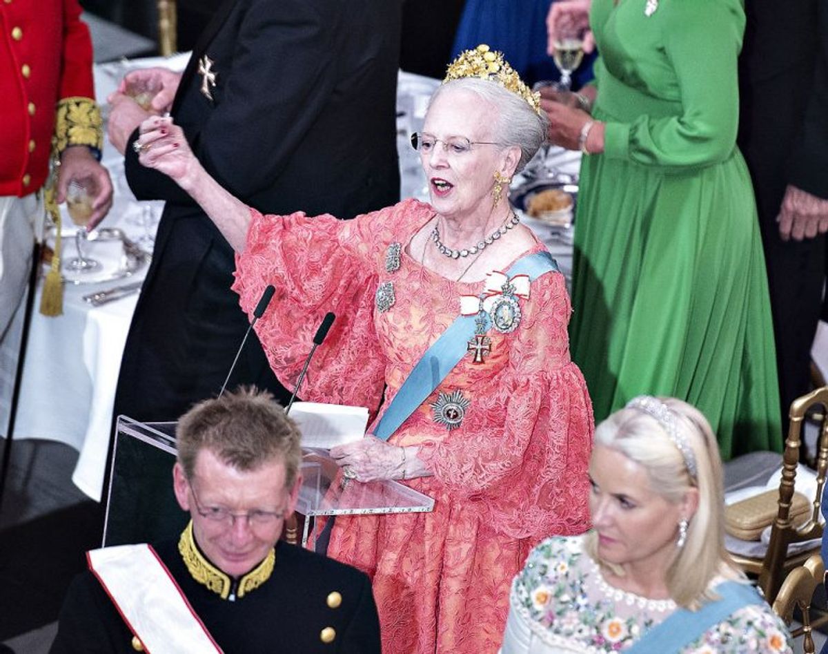 Gallataffel på Christiansborg Slot i anledning af kronprinsens 50 års fødselsdag, lørdag den 26. maj 2018. HM dronning Margrethe udbringer et nifoldigt hurra for Kronprins Frederik. (Foto: Henning Bagger/Ritzau Scanpix)