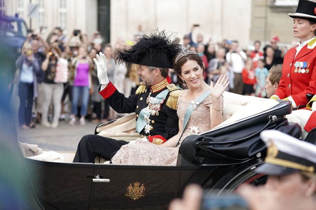 Kronprinsen 50 år: Kronprins Frederik og kronprinsesse Mary kører til Gallataffel fra Amalienborg til Christiansborg med karet fra Den Kongelige Stald Etat med eskorte af Gardehusarregimentets Hesteskadron i København, lørdag den 26. maj 2018.. (Foto: Martin Sylvest/Ritzau Scanpix)