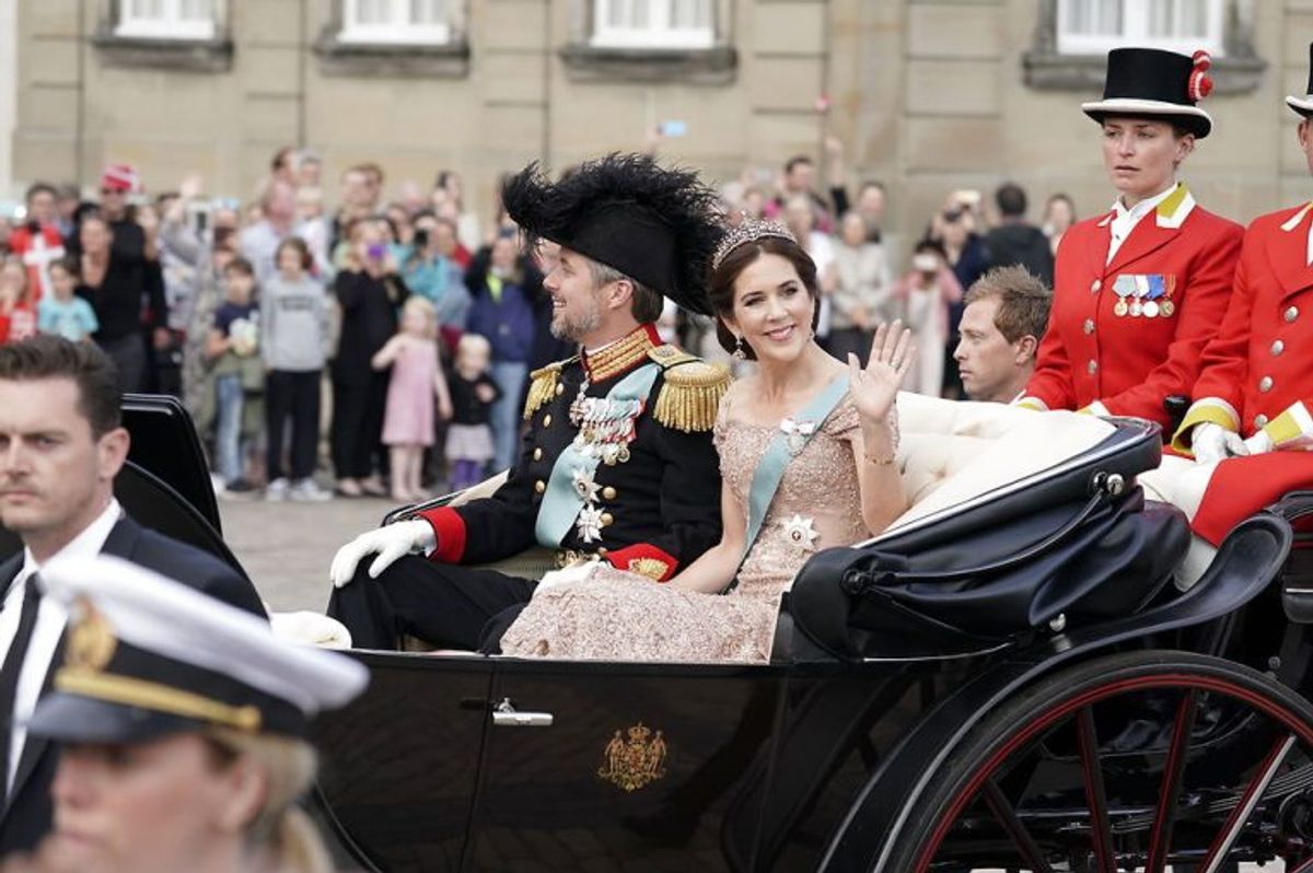 Kronprinsen 50 år: Kronprins Frederik og kronprinsesse Mary kører til Gallataffel fra Amalienborg til Christiansborg med karet fra Den Kongelige Stald Etat med eskorte af Gardehusarregimentets Hesteskadron i København, lørdag den 26. maj 2018.. (Foto: Martin Sylvest/Ritzau Scanpix)