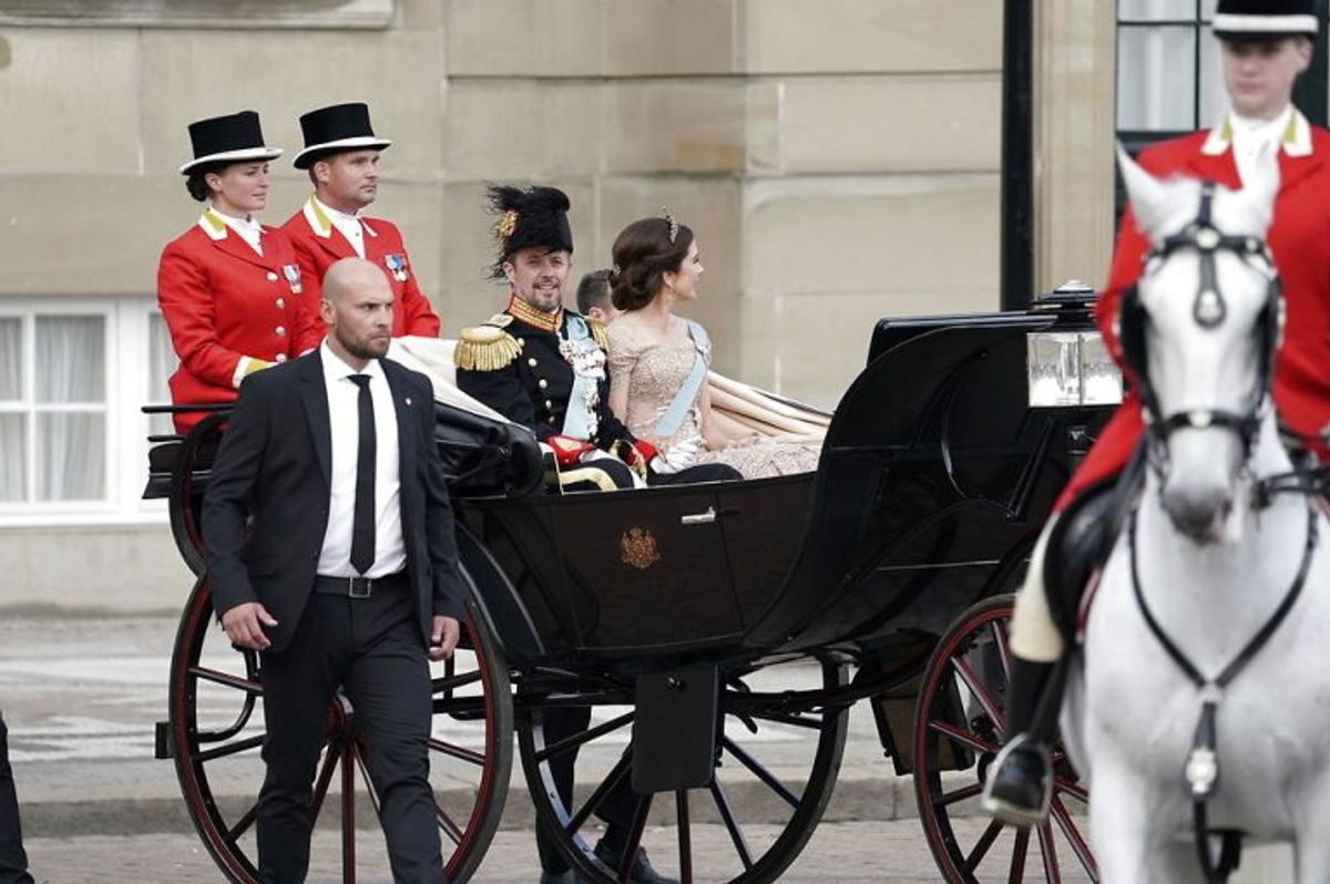 Kronprinsen 50 år: Kronprins Frederik og kronprinsesse Mary kører til Gallataffel fra Amalienborg til Christiansborg med karet fra Den Kongelige Stald Etat med eskorte af Gardehusarregimentets Hesteskadron i København, lørdag den 26. maj 2018.. (Foto: Martin Sylvest/Ritzau Scanpix)