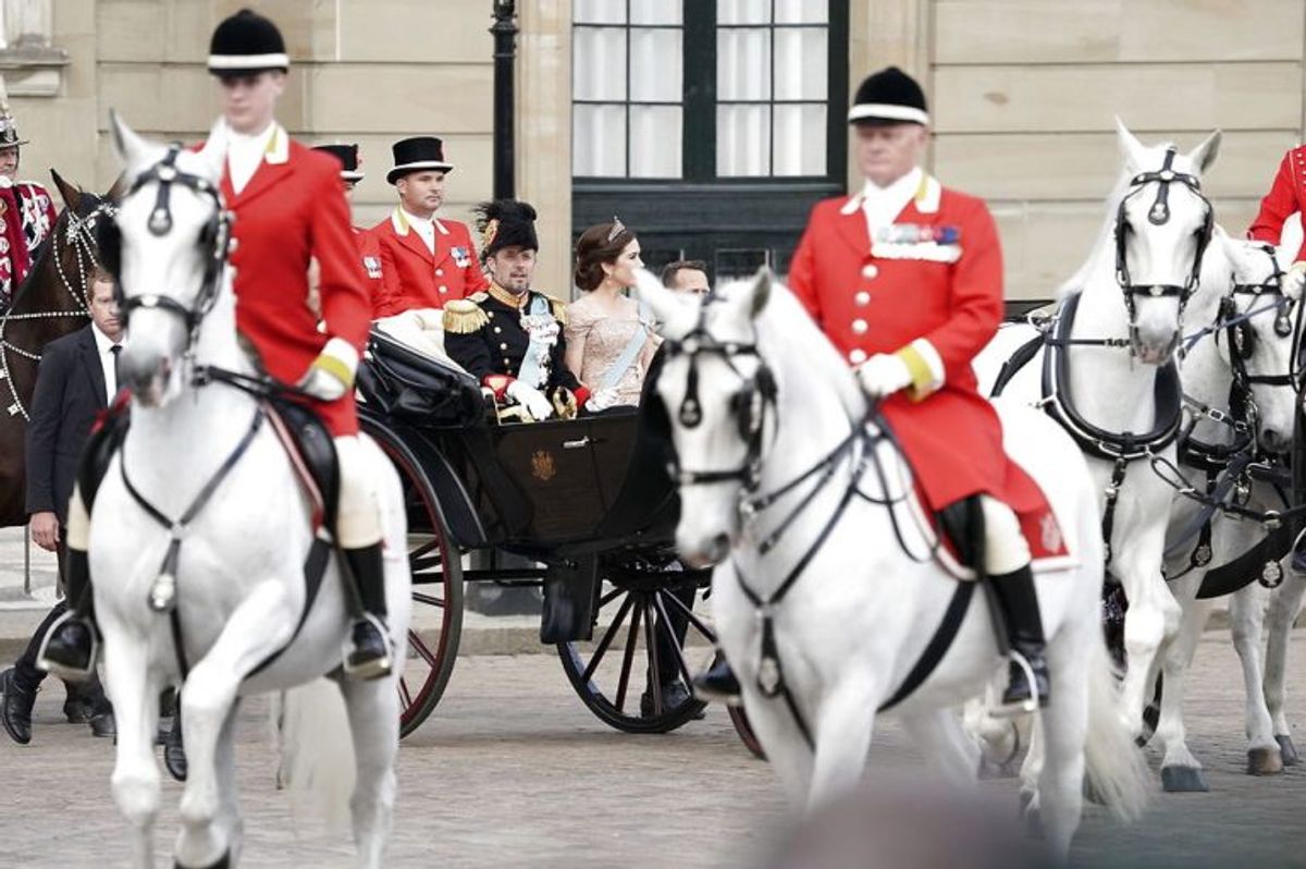Kronprinsen 50 år: Kronprins Frederik og kronprinsesse Mary kører til Gallataffel fra Amalienborg til Christiansborg med karet fra Den Kongelige Stald Etat med eskorte af Gardehusarregimentets Hesteskadron i København, lørdag den 26. maj 2018.. (Foto: Martin Sylvest/Ritzau Scanpix)