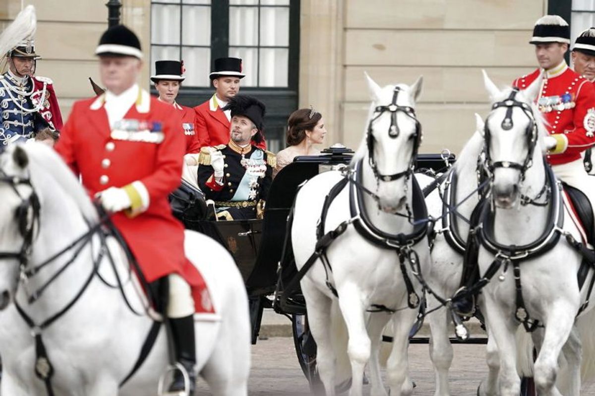 Kronprinsen 50 år: Kronprins Frederik og kronprinsesse Mary kører til Gallataffel fra Amalienborg til Christiansborg med karet fra Den Kongelige Stald Etat med eskorte af Gardehusarregimentets Hesteskadron i København, lørdag den 26. maj 2018.. (Foto: Martin Sylvest/Ritzau Scanpix)