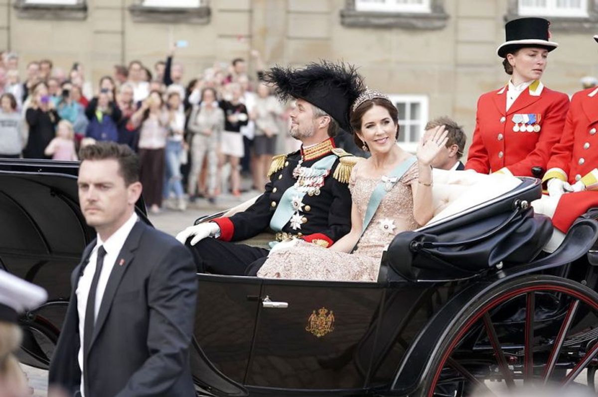 Kronprinsen 50 år: Kronprins Frederik og kronprinsesse Mary kører til Gallataffel fra Amalienborg til Christiansborg med karet fra Den Kongelige Stald Etat med eskorte af Gardehusarregimentets Hesteskadron i København, lørdag den 26. maj 2018. (Foto: Martin Sylvest/Scanpix 2018)