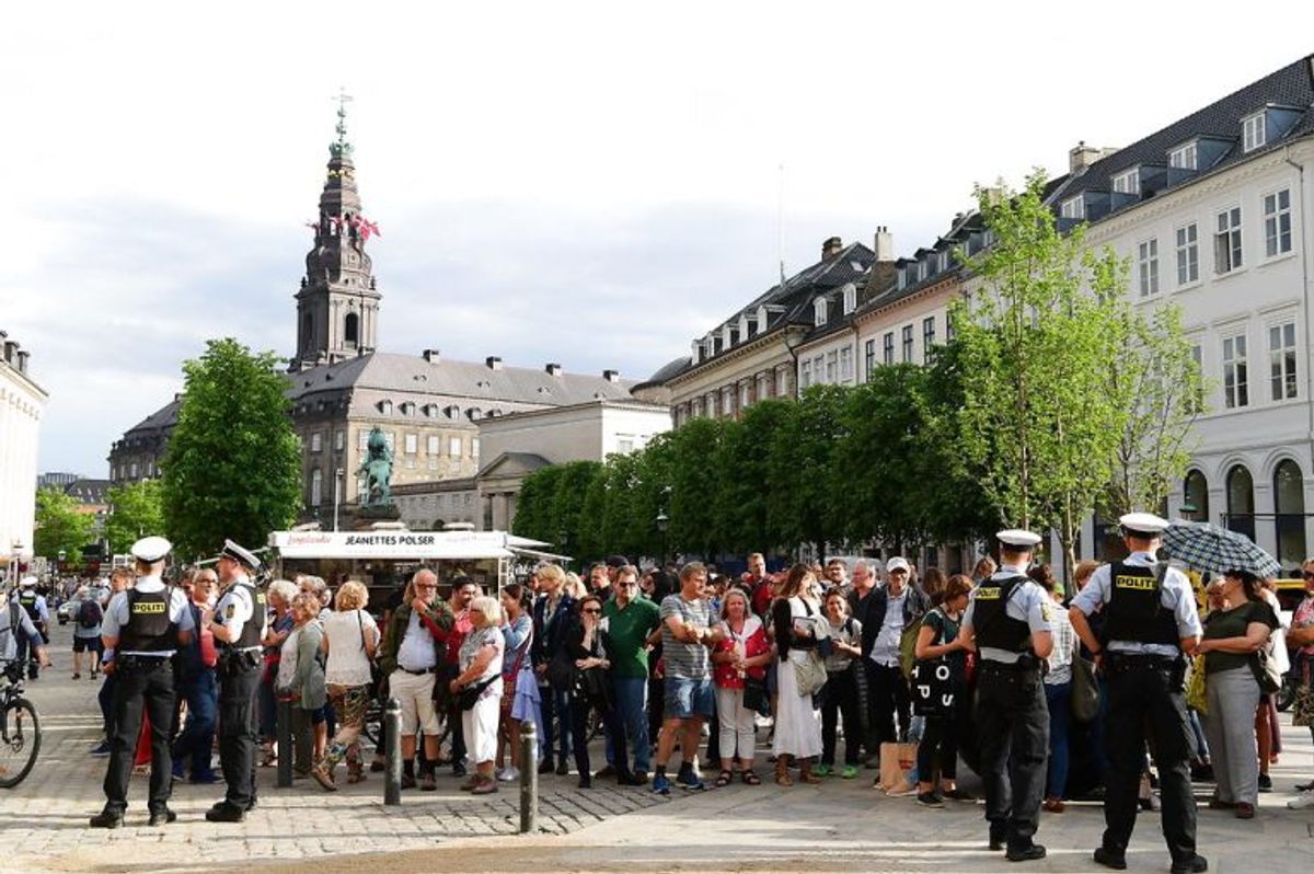 Kronprinseparret i karet til Christiansborg, hvor Dronningen holder gallataffel i anledning af Kronprinsensens 50-års fødselsdag. (Foto: Bax Lindhardt/Scanpix 2028)