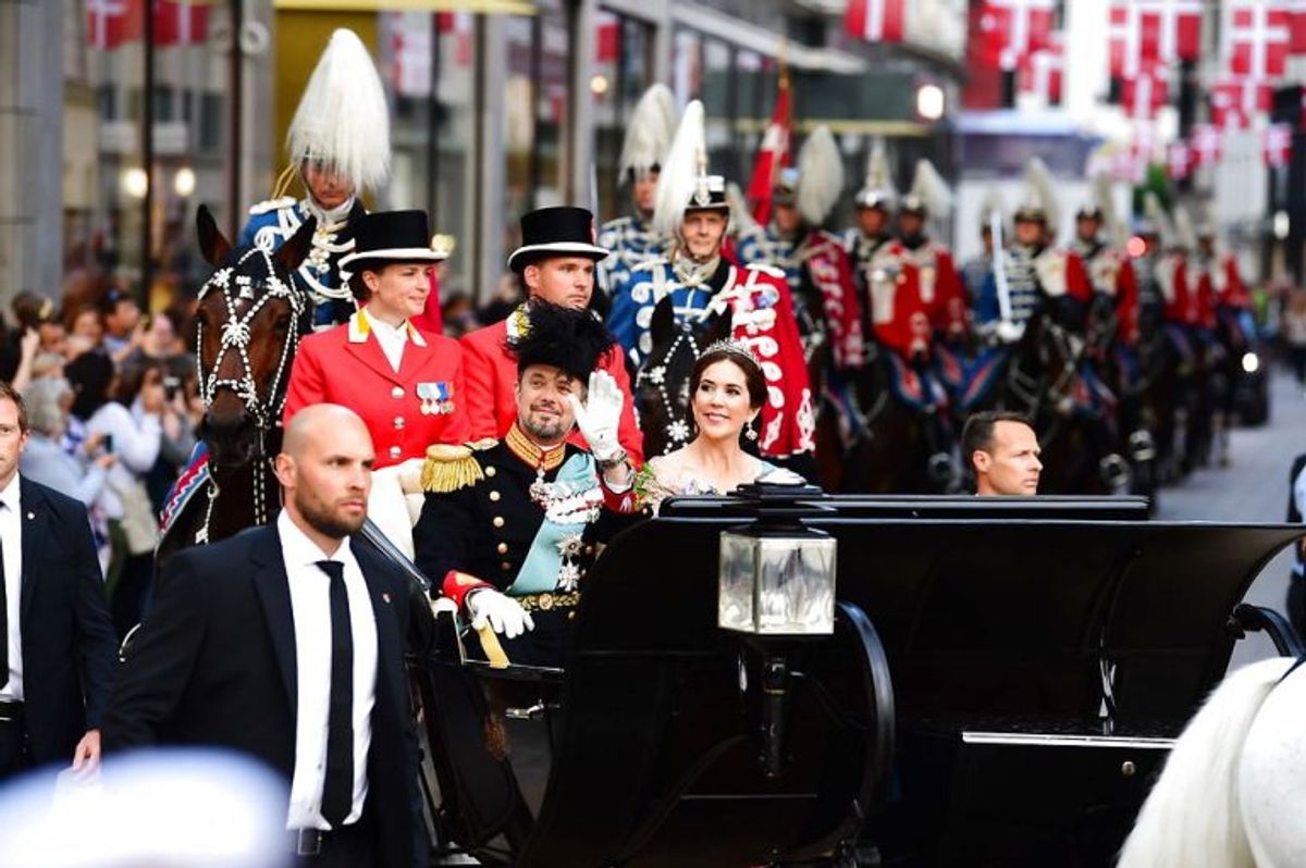 Kronprinseparret i karet til Christiansborg, hvor Dronningen holder gallataffel i anledning af Kronprinsensens 50-års fødselsdag. (Foto: Bax Lindhardt/Scanpix 2028)