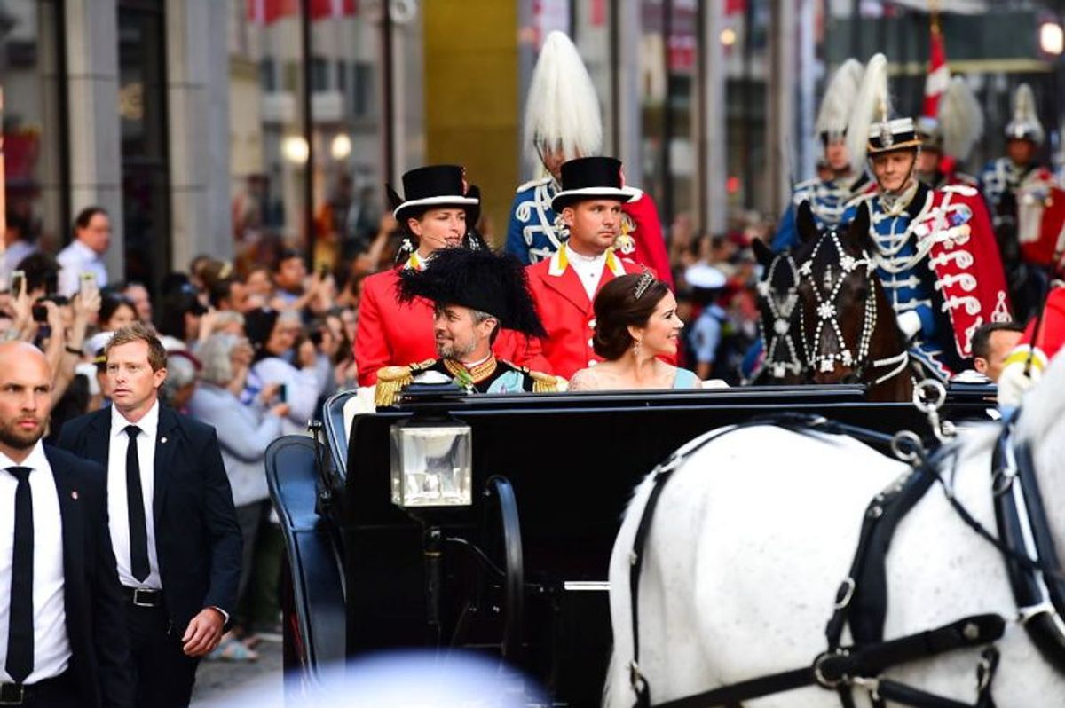 Kronprinseparret i karet til Christiansborg, hvor Dronningen holder gallataffel i anledning af Kronprinsensens 50-års fødselsdag. (Foto: Bax Lindhardt/Scanpix 2028)