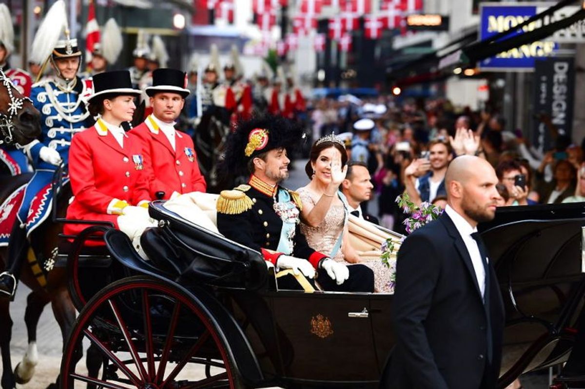 Kronprinseparret i karet til Christiansborg, hvor Dronningen holder gallataffel i anledning af Kronprinsensens 50-års fødselsdag. (Foto: Bax Lindhardt/Scanpix 2028)