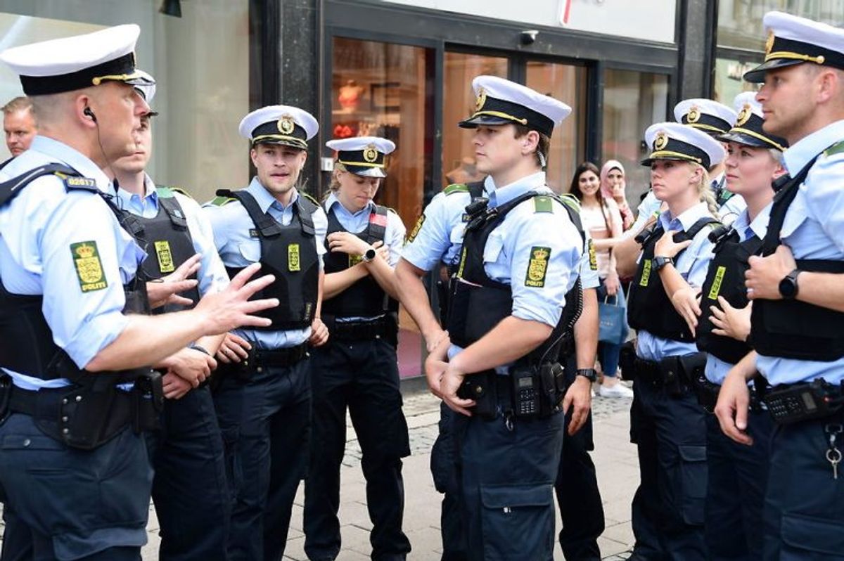 Politifolk står klar på ruten hvor Kronprinseparret i karet skal køre til Christiansborg når Dronningen holder gallataffel i anledning af Kronprinsensens 50-års fødselsdag. . (Foto: Bax Lindhardt/Ritzau Scanpix)