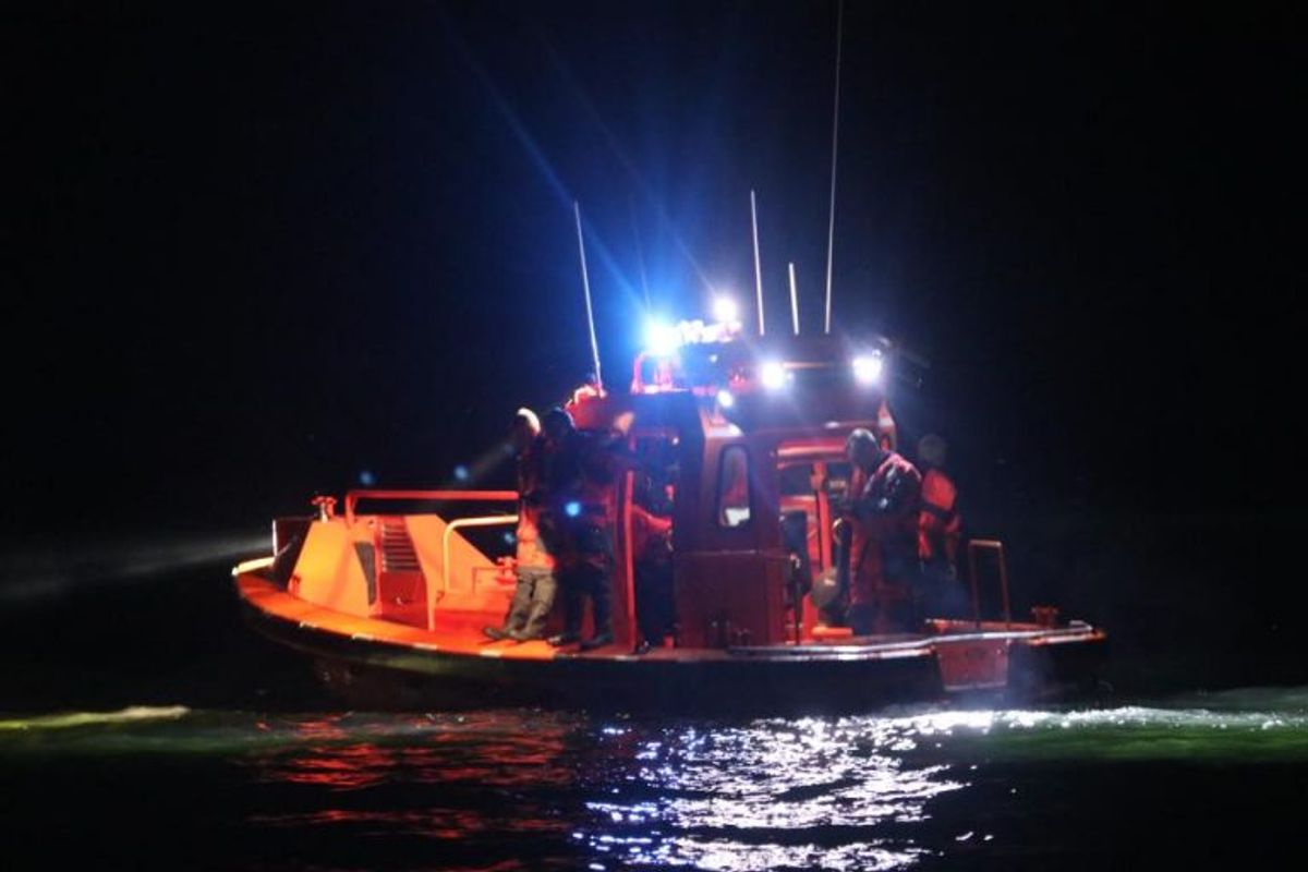 Søværnet havde flere både ude og lede. Billederne her er fra lørdag aften. Foto: Presse-fotos