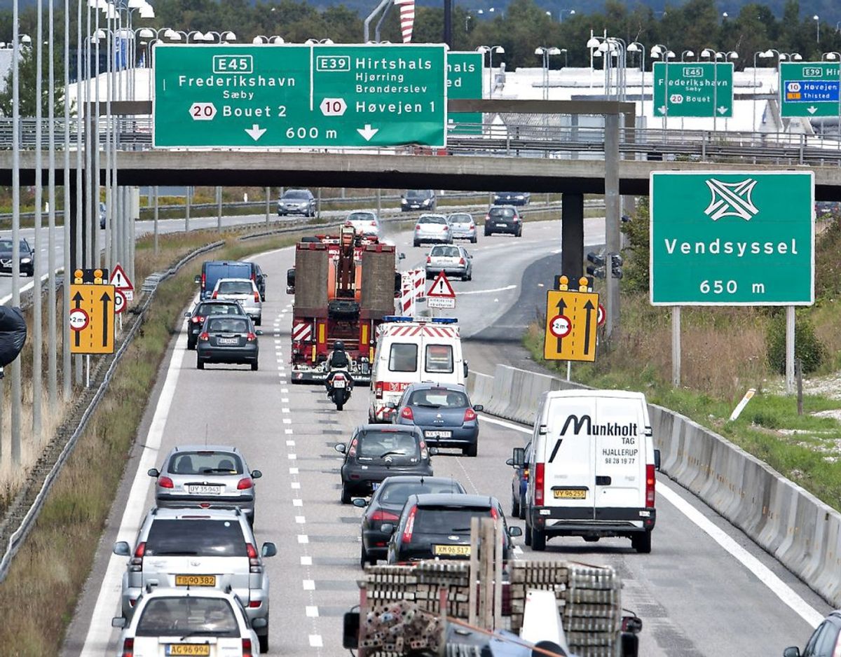 Hvis der ved vejarbejder er iværksat en hastighedsbegrænsning på 100 kilometer i timen, så får du frakendt dit kørekort betinget, hvis du kører 141 kilometer i timen. Du mister kørekortet ubetinget, hvis hastigheden er på 200 kilometer i timen eller derover. Arkivfoto: Scanpix