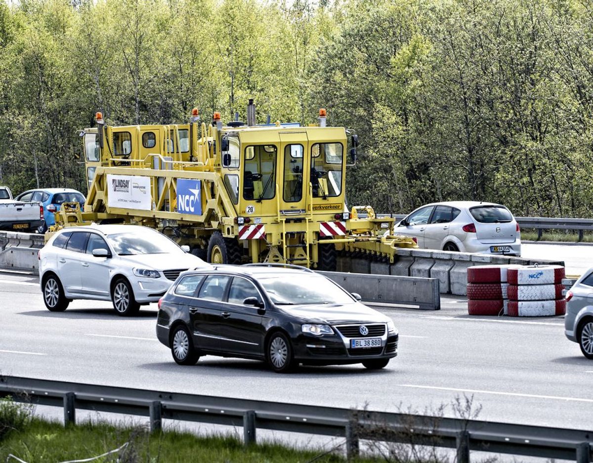 Er hastighedsgrænsen ved et vejarbejde sat ved 80 kilometer i timen, så mister du kørekortet betinget, hvis du kører 113 kilometer i timen. Kortet ryger ubetinget, hvis du kører 161 kilometer i timen gennem vejarbejdet. Arkivfoto: Scanpix
