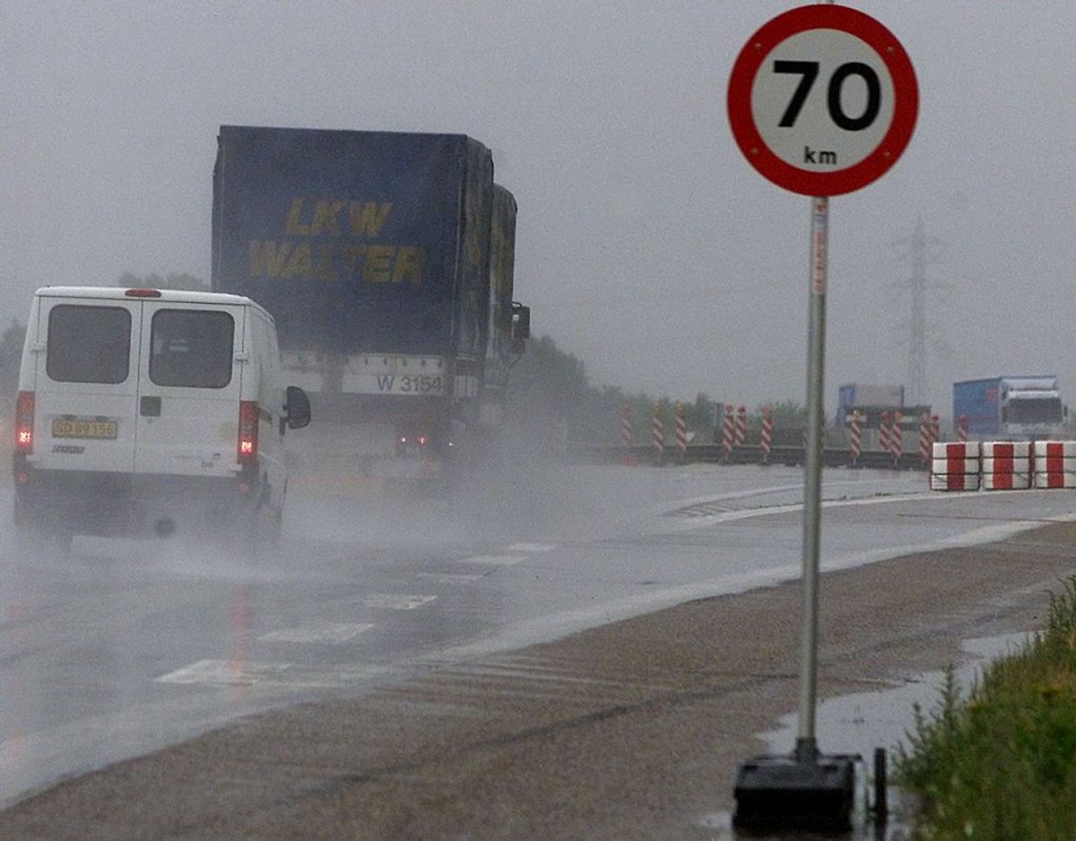 Er hastighedsgrænsen ved et vejarbejde sat ved 70 kilometer i timen, som skiltet her viser, så mister du kørekortet betinget, hvis du kører 99 kilometer i timen. Kortet ryger ubetinget, hvis du kører 141 kilometer i timen gennem vejarbejdet. Arkivfoto: Scanpix